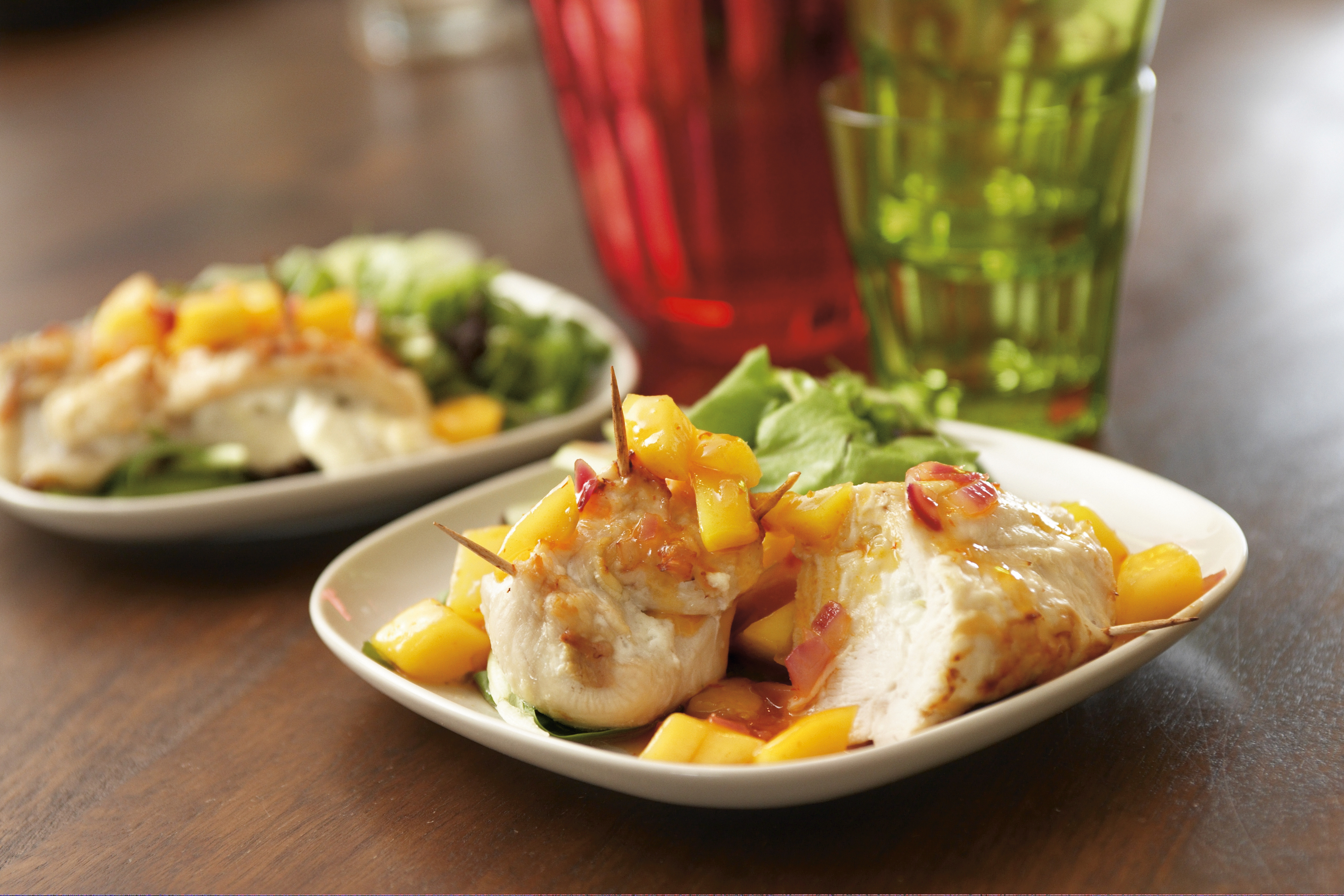 Kip met geitenkaas en mangochutney