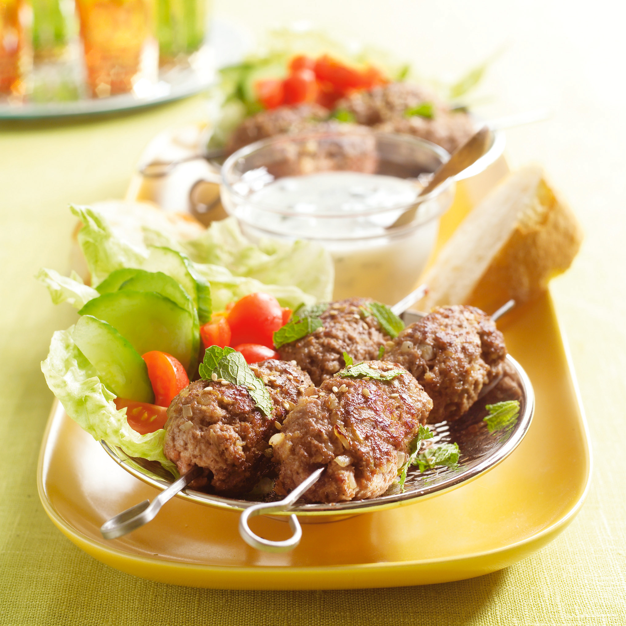 Köfte met yoghurt-muntsaus