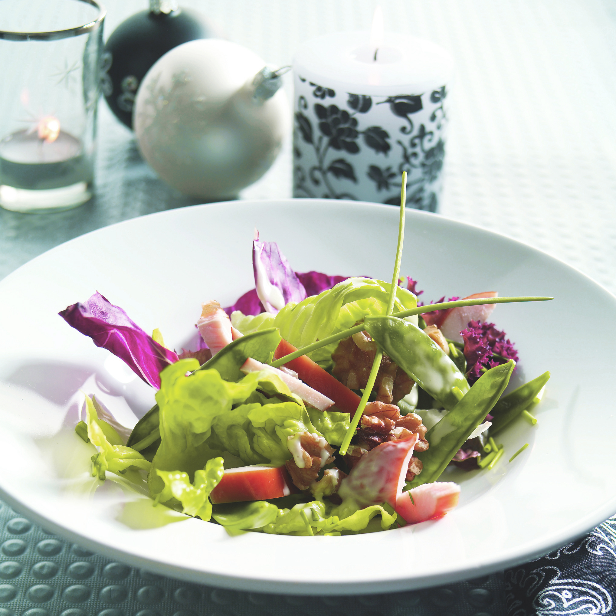 Groene salade met peultjes en gerookte kip