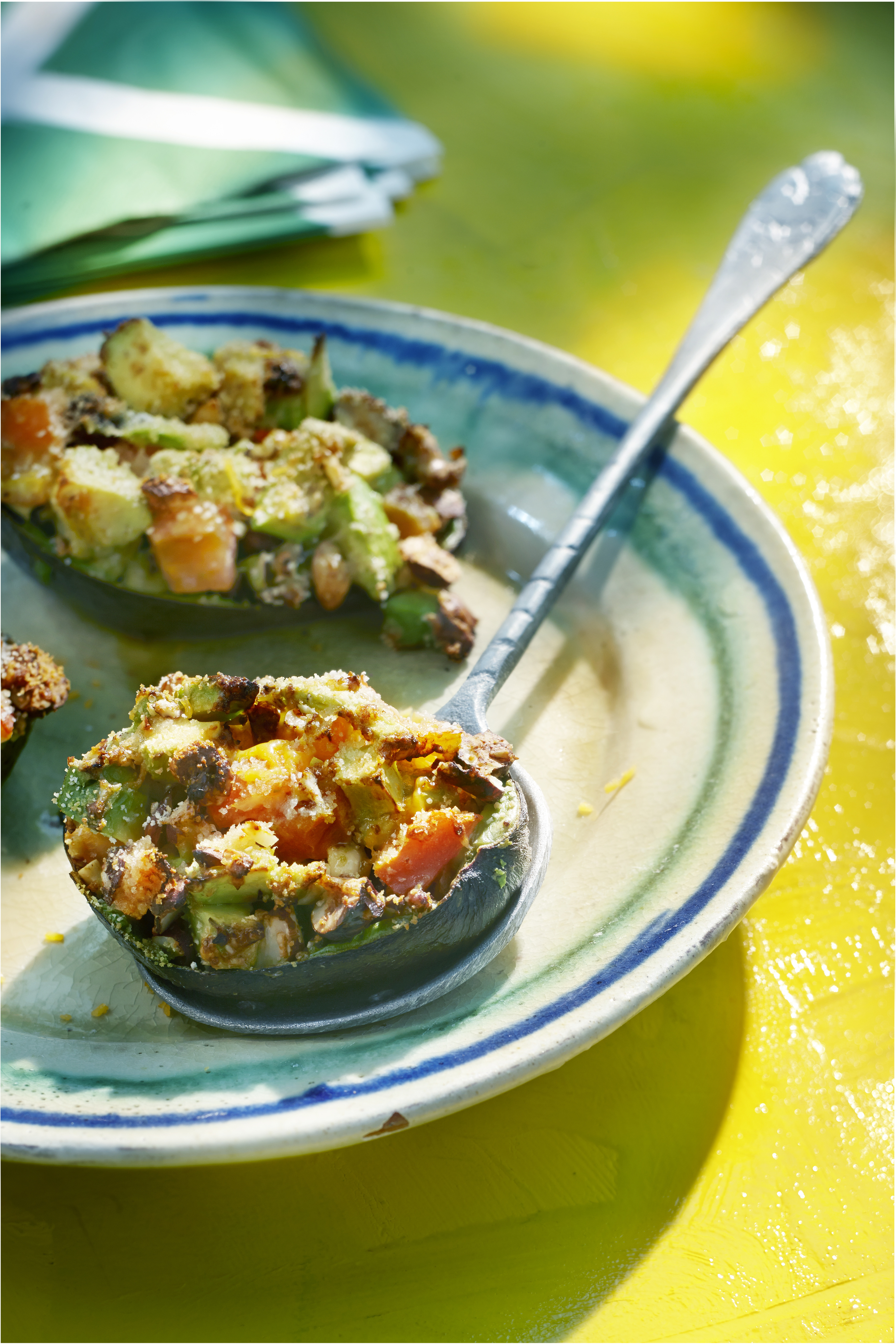 Gevulde avocado uit de oven