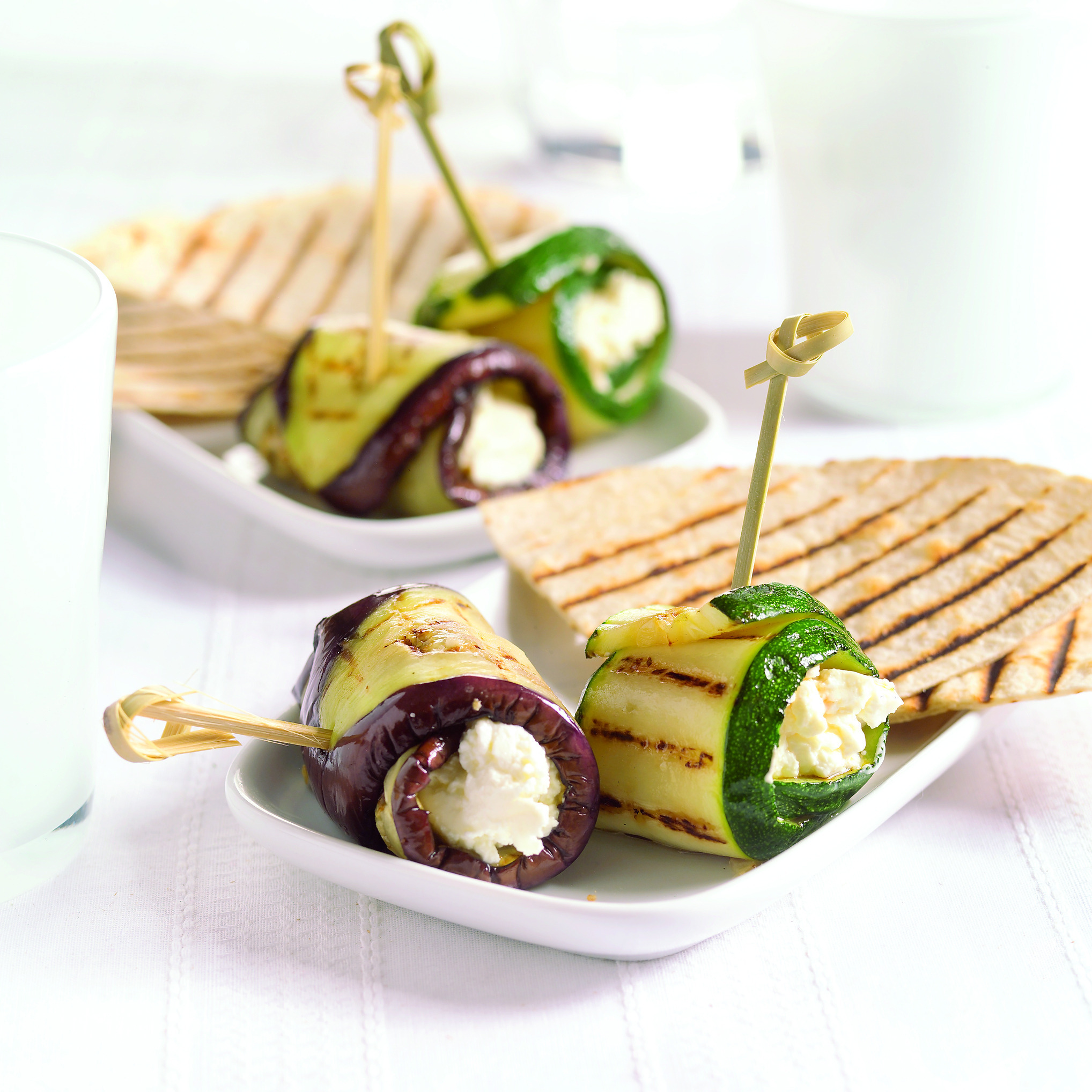 Gegrilde courgette- en auberginerolletjes met roomkaas