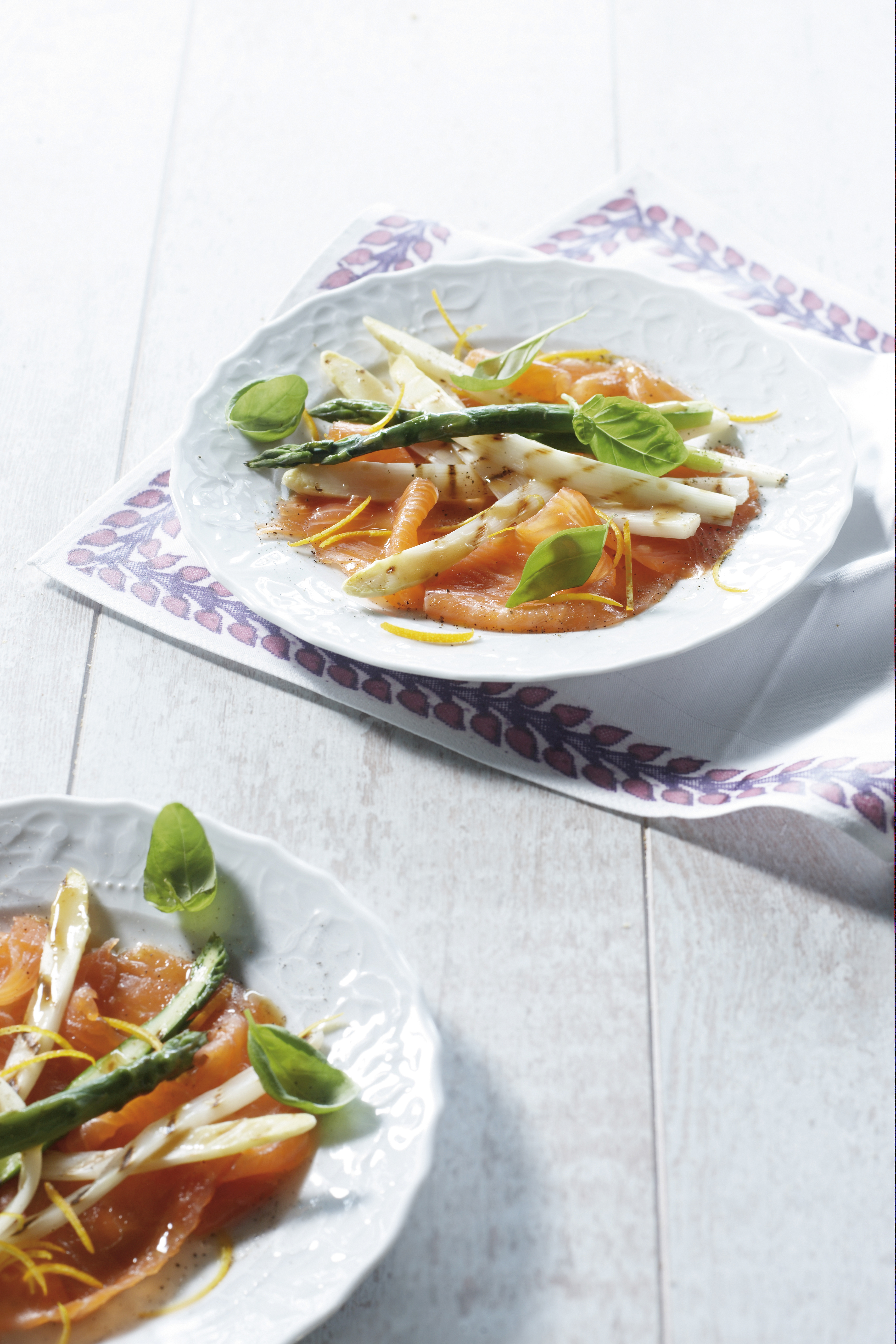 Gegrilde asperges met sinaasappel en balsamico op zalmcarpaccio