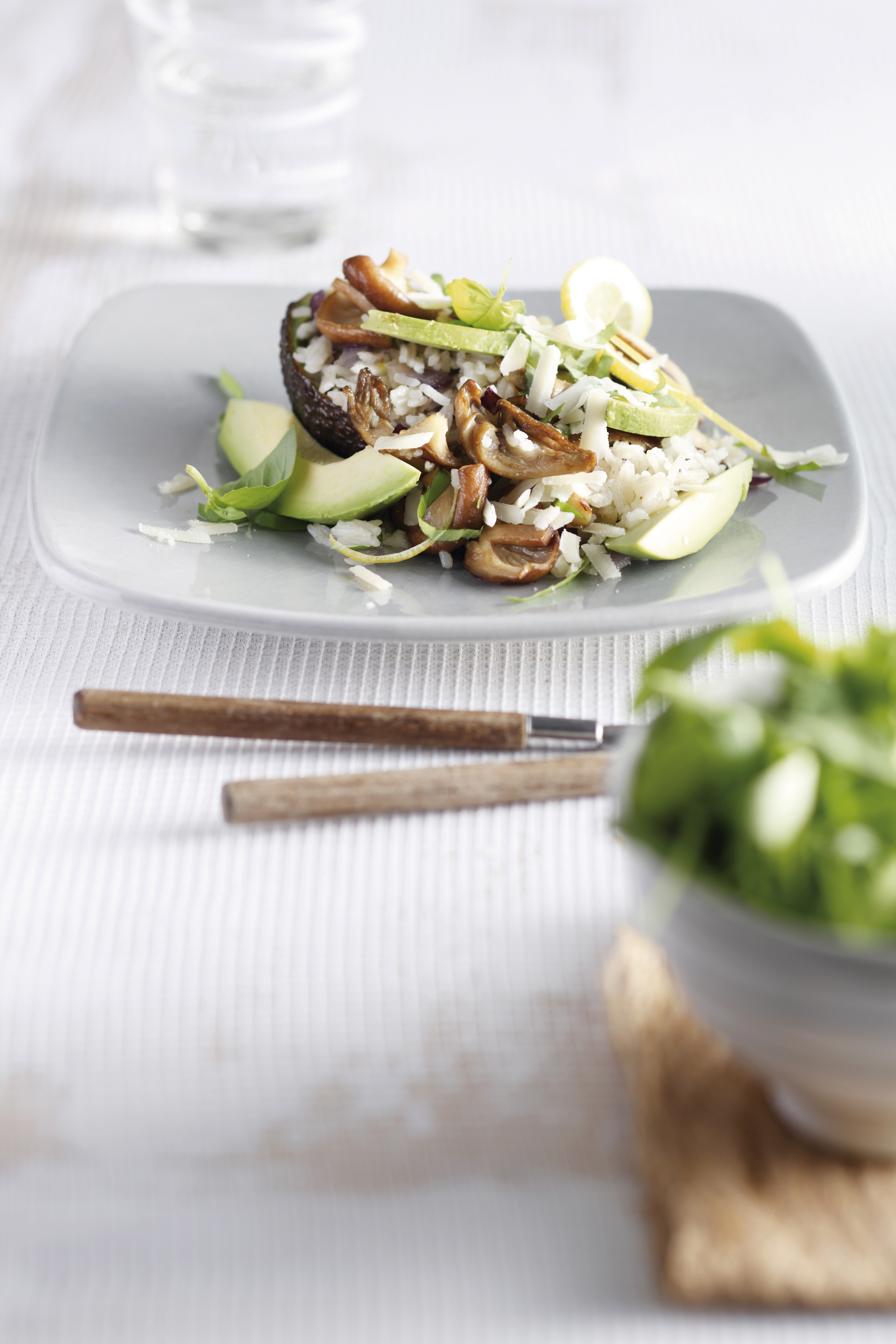 Gebakken rijst met avocado en paddenstoelen