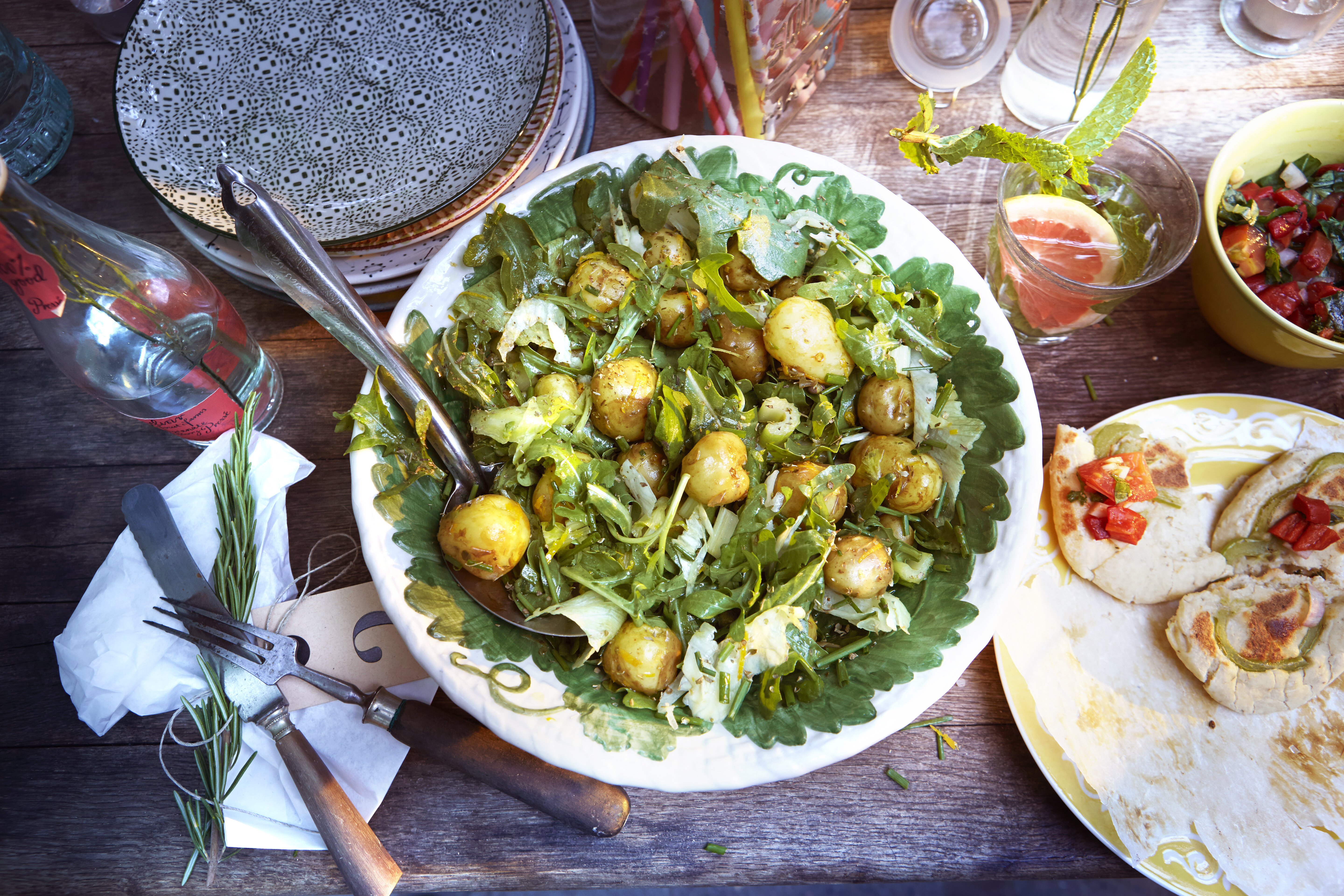 Aardappelsalade met bleekselderij, kappertjes en sinaasappeldressing