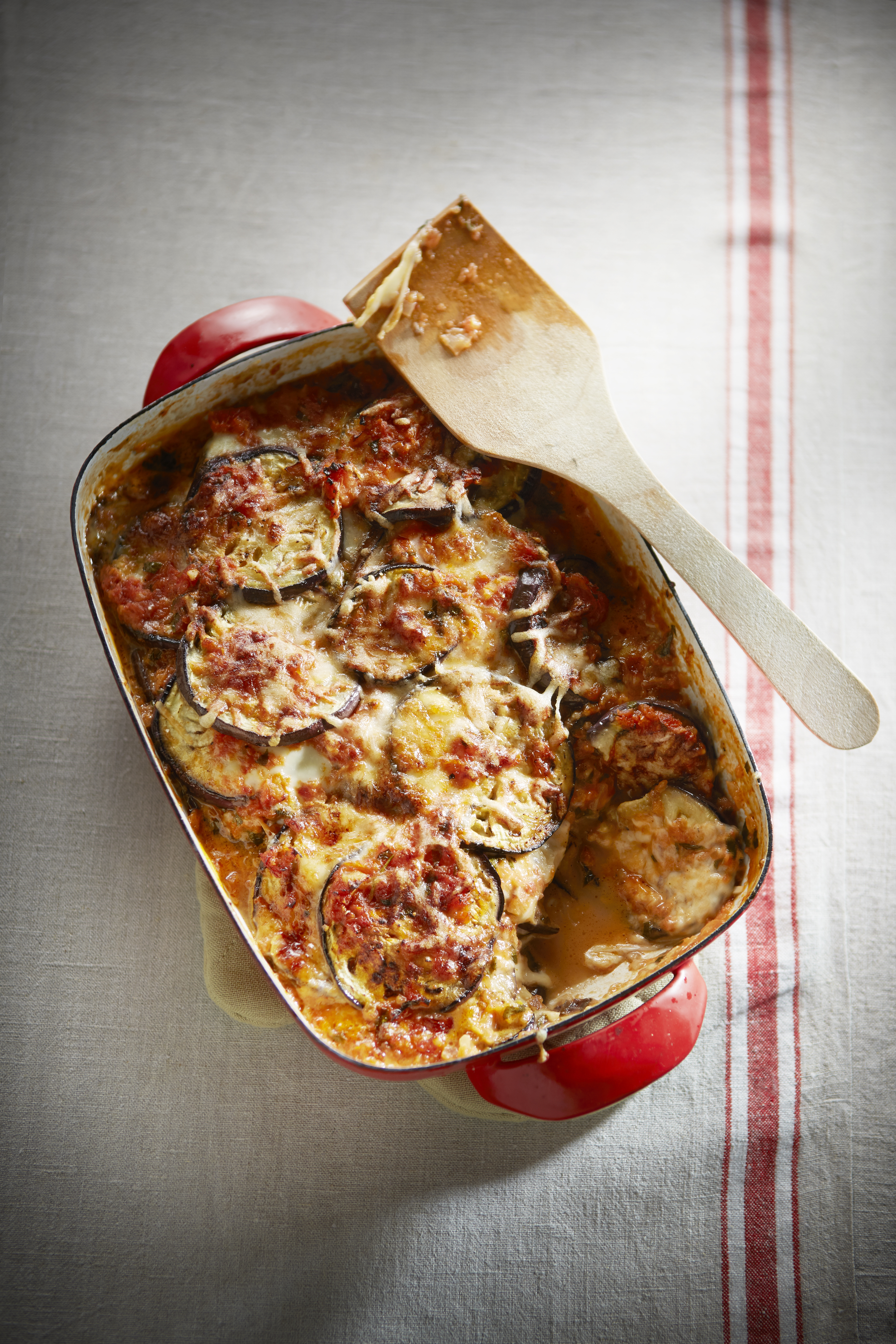 Aubergine-tomatenschotel met mozzarella en Parmezaanse kaas