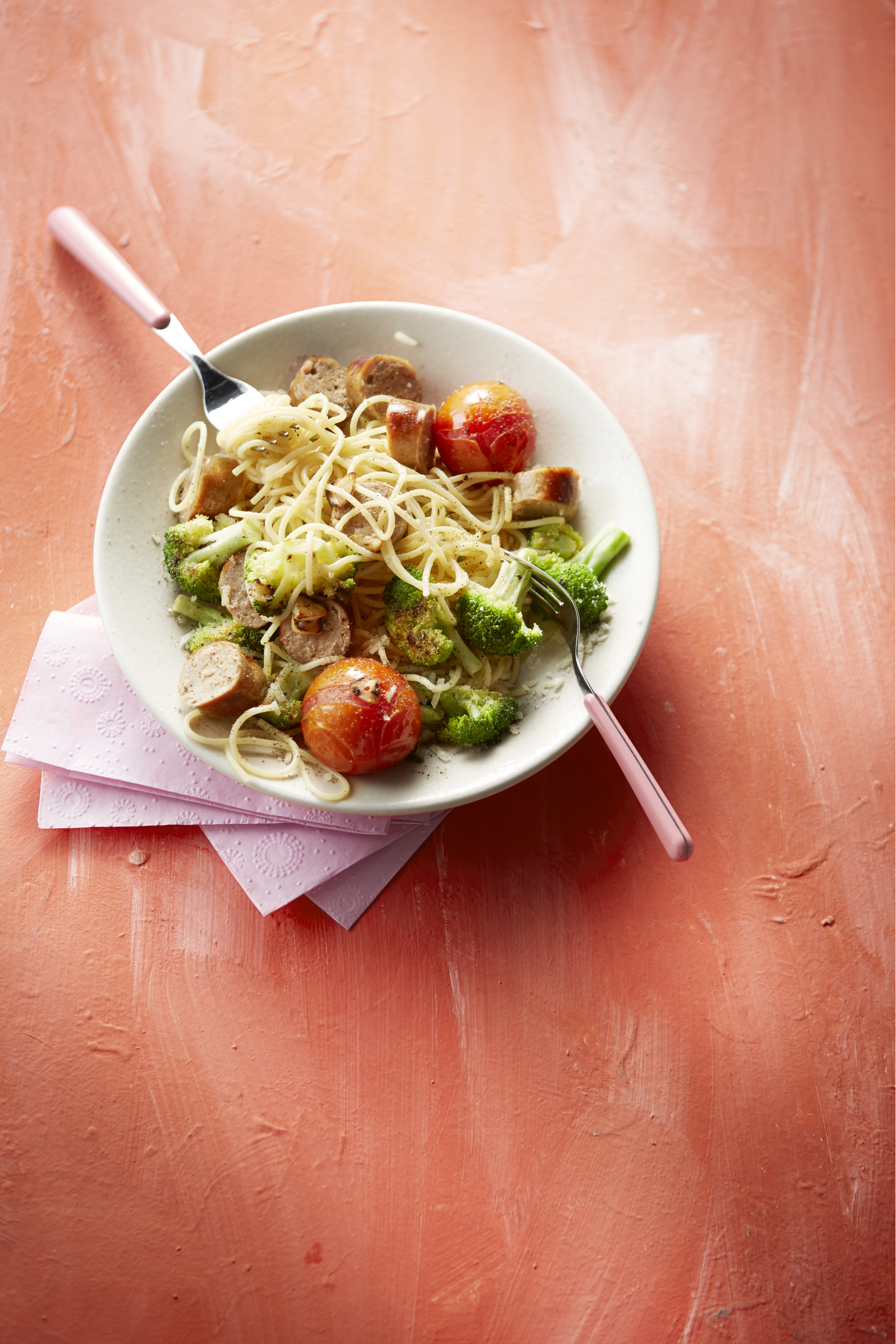 Spaghetti met broccoli, gepofte tomaat en worst