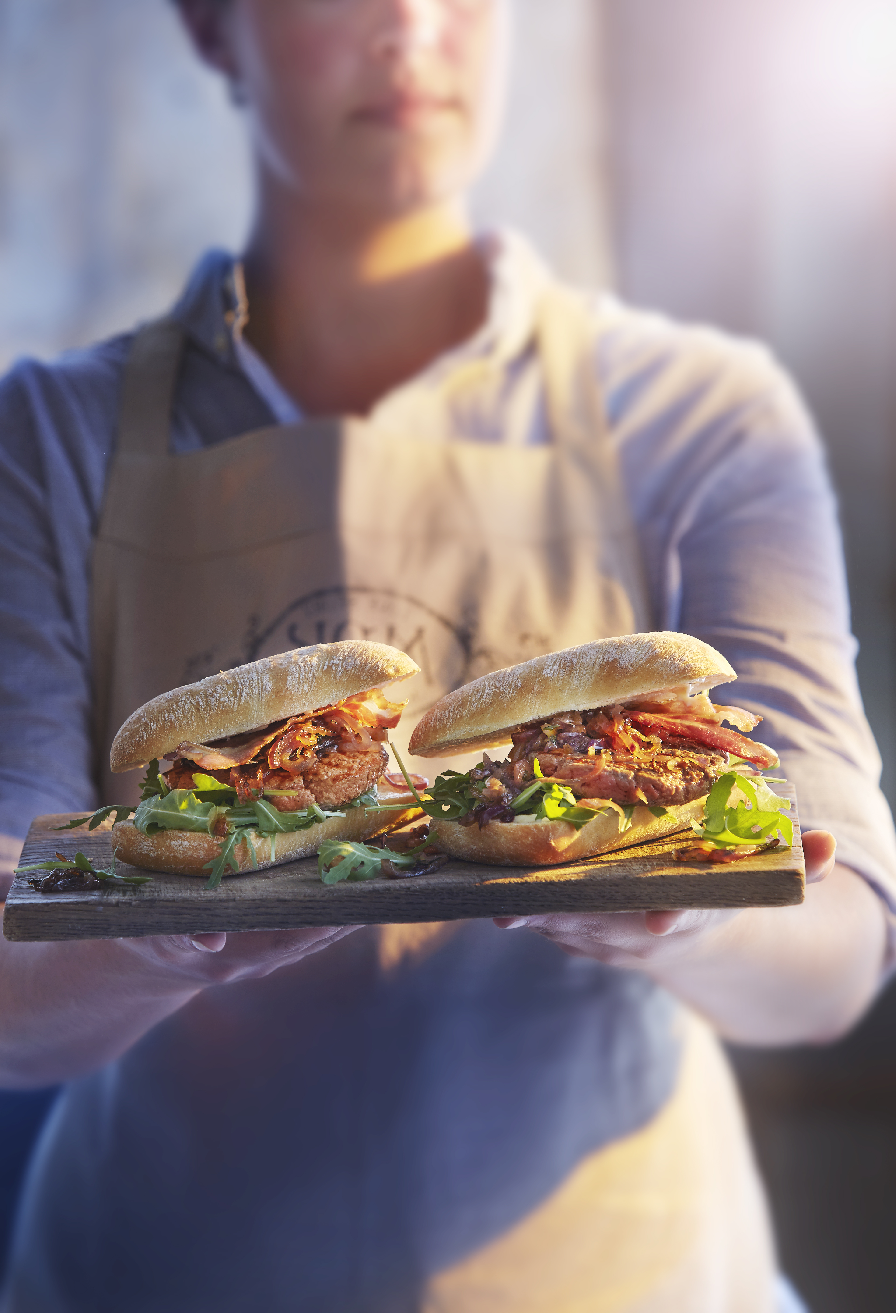 Hamburger met uienjam en spek