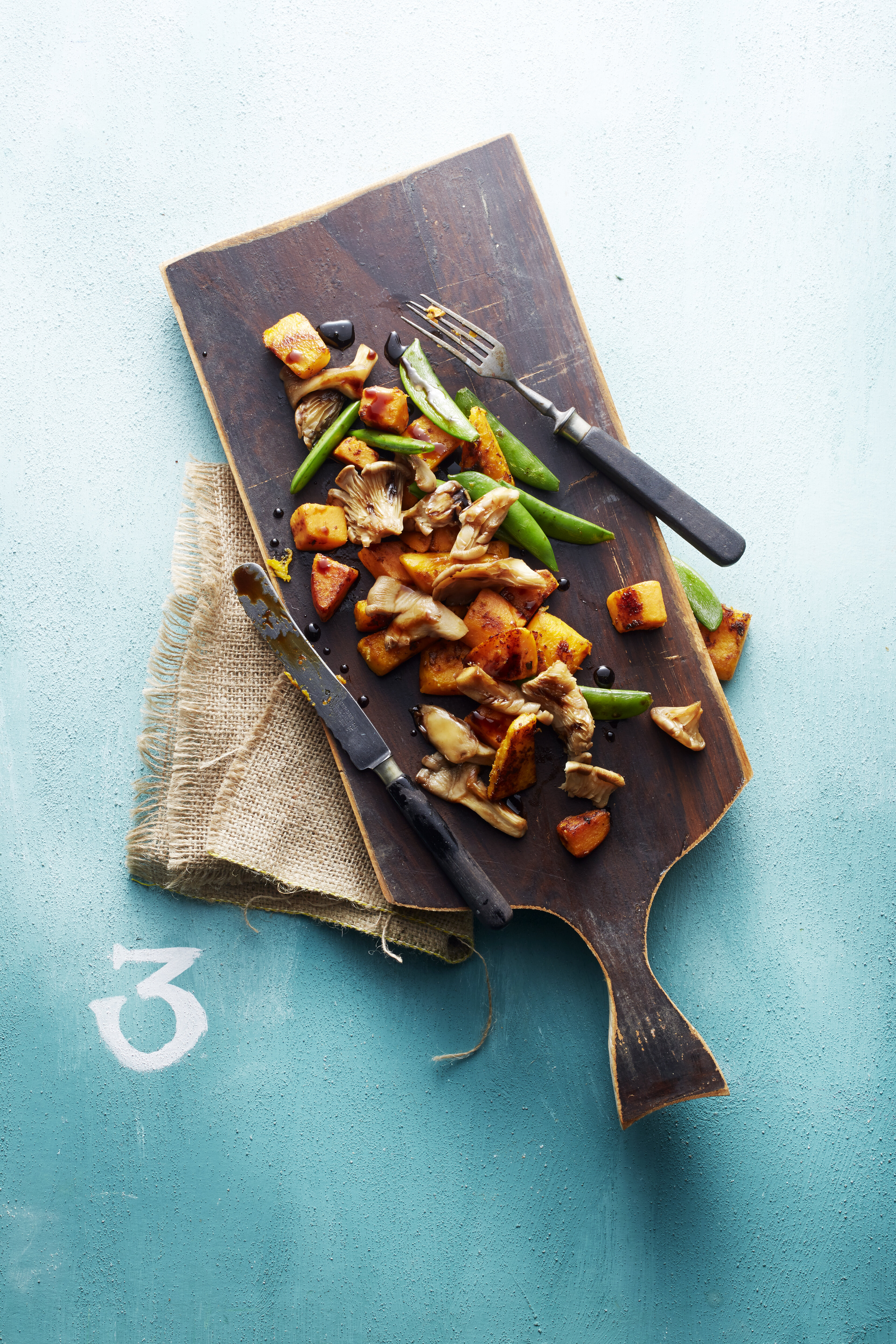 Geroerbakte zoete aardappels met paddenstoelen