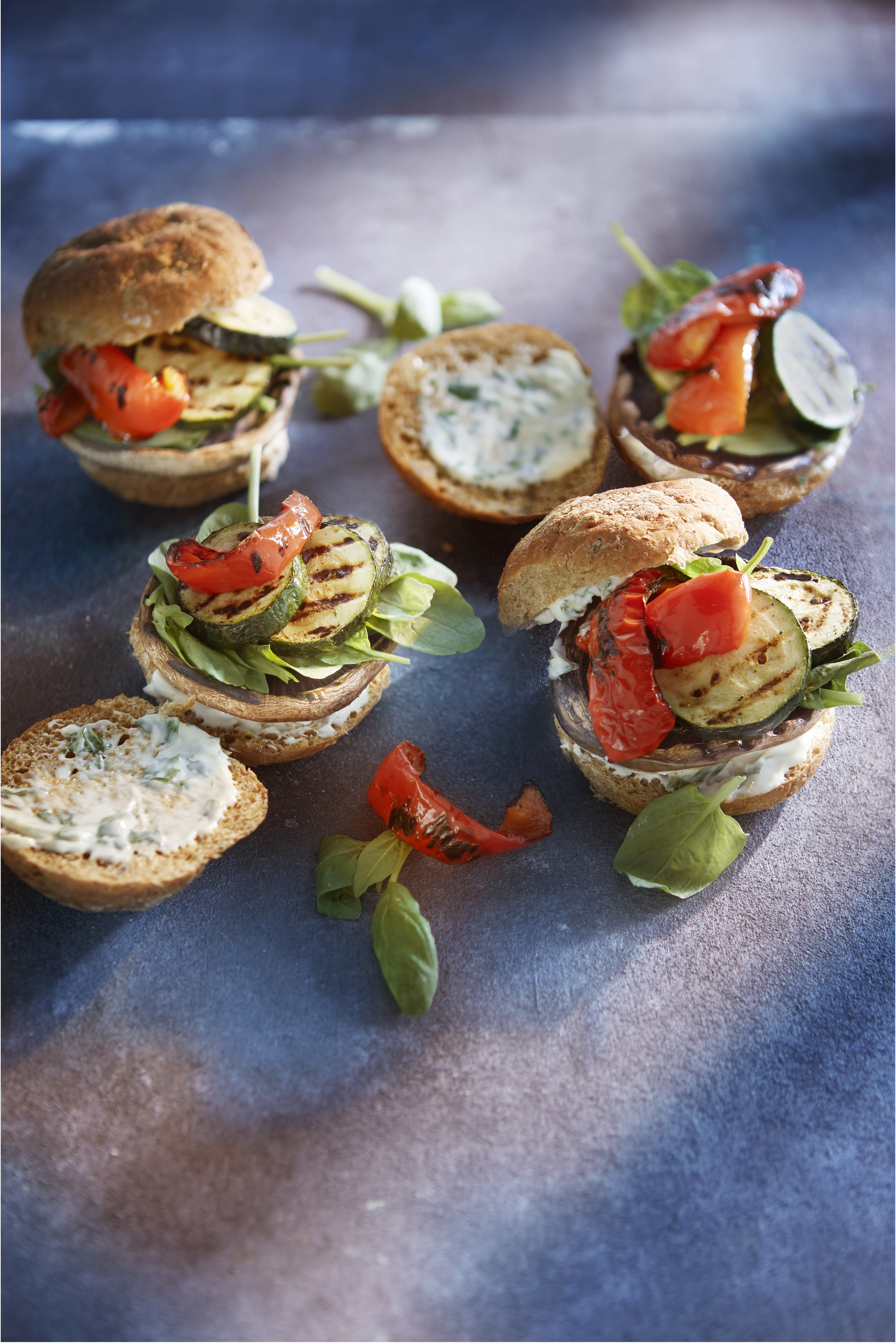 Portobelloburger met gegrilde groenten en basilicummayonaise