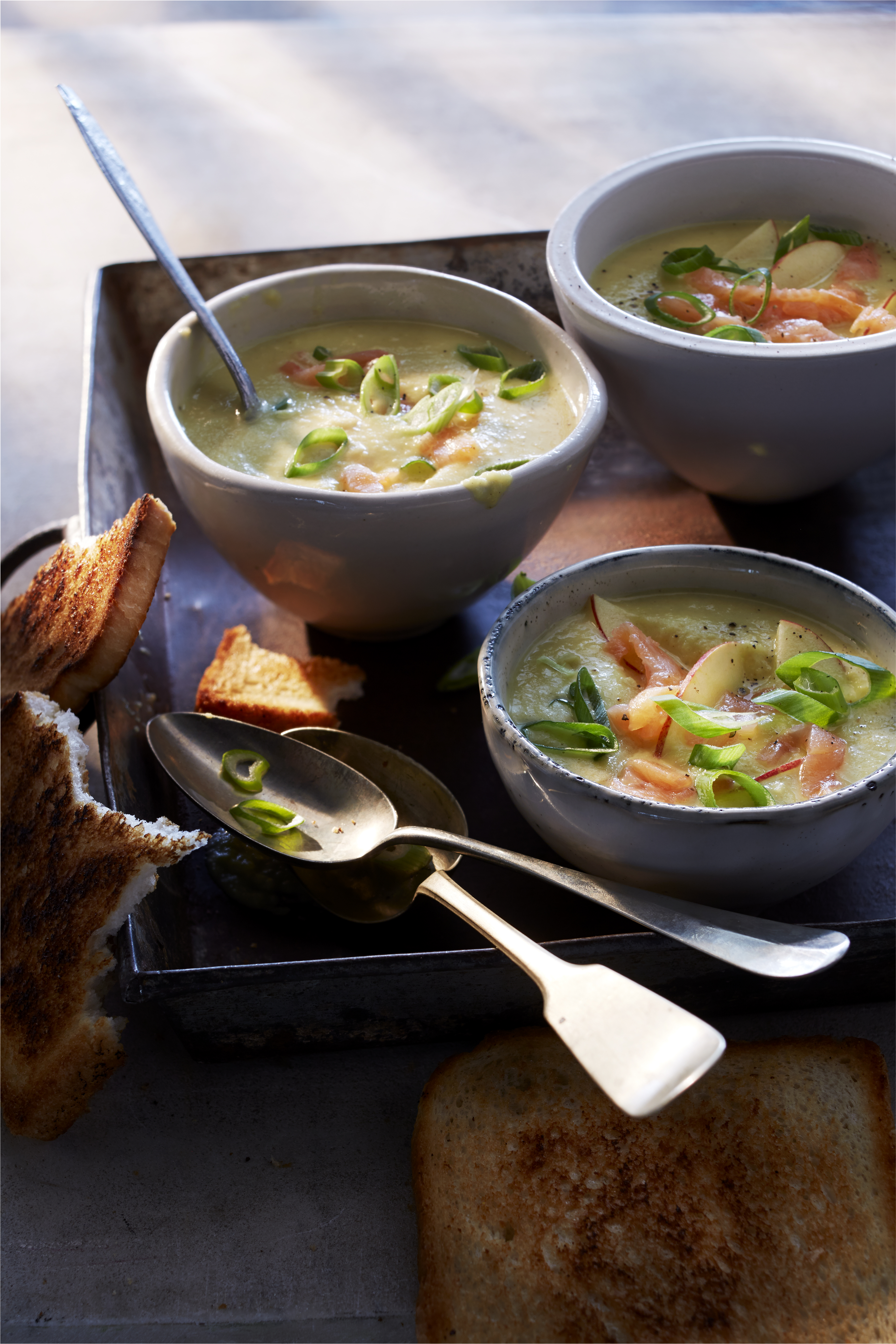 Pastinaaksoep met zalm