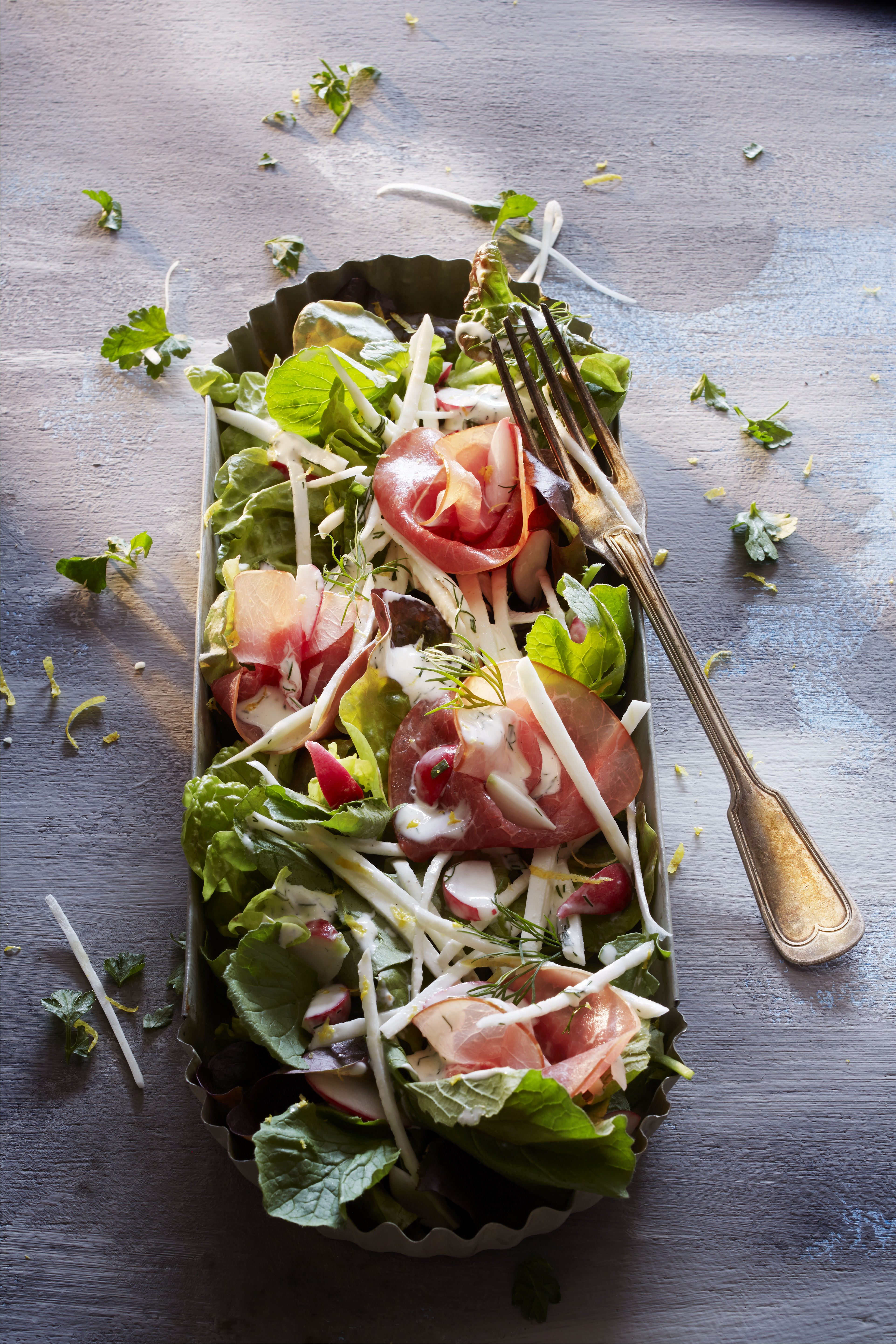 Selderijsalade met rookvlees en kruidenmayonaise