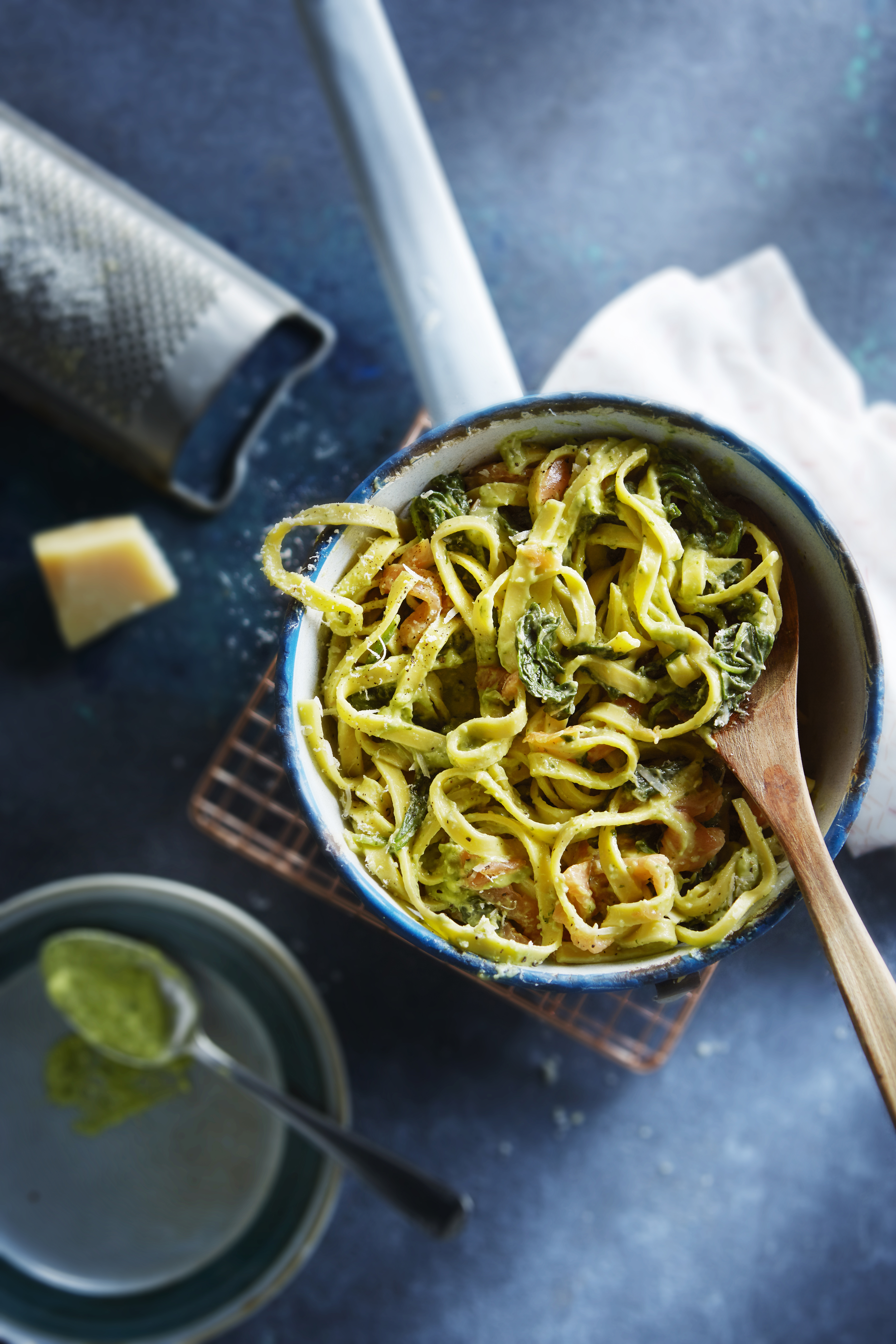 Tagliatelle met avocadosaus en gerookte zalm
