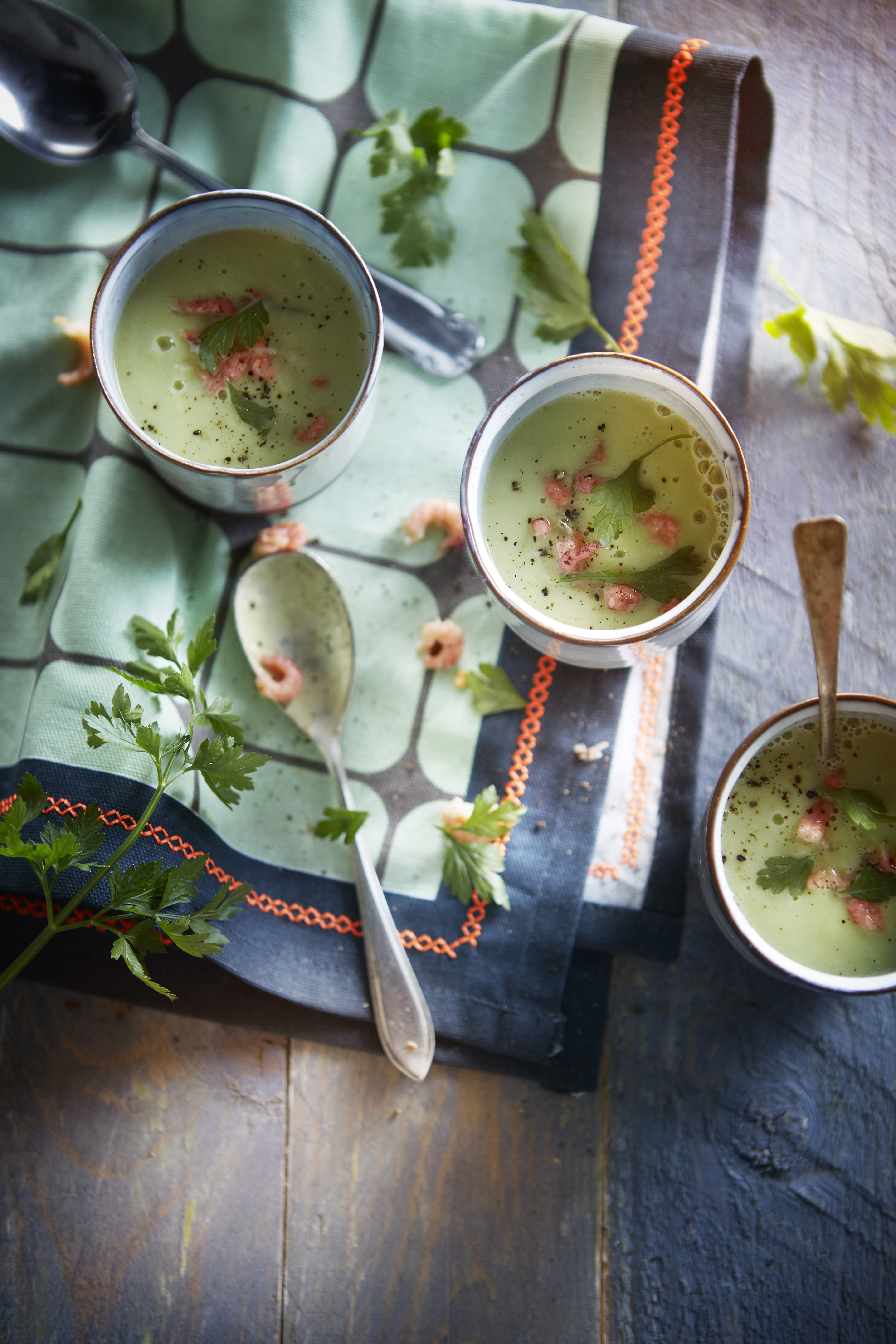 Romige avocadosoep met garnalen