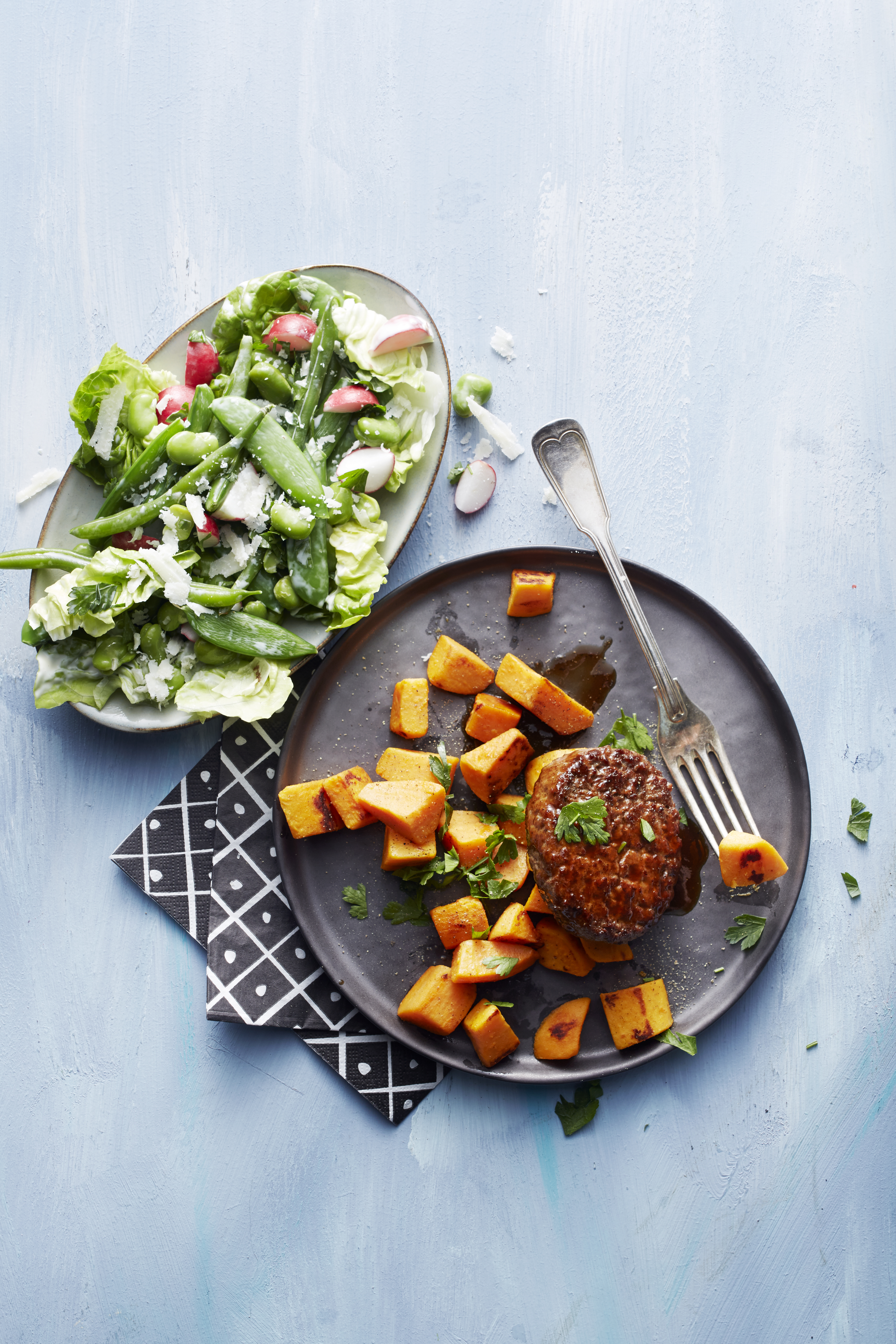 Tartaar met gebakken aardappels en bonensla