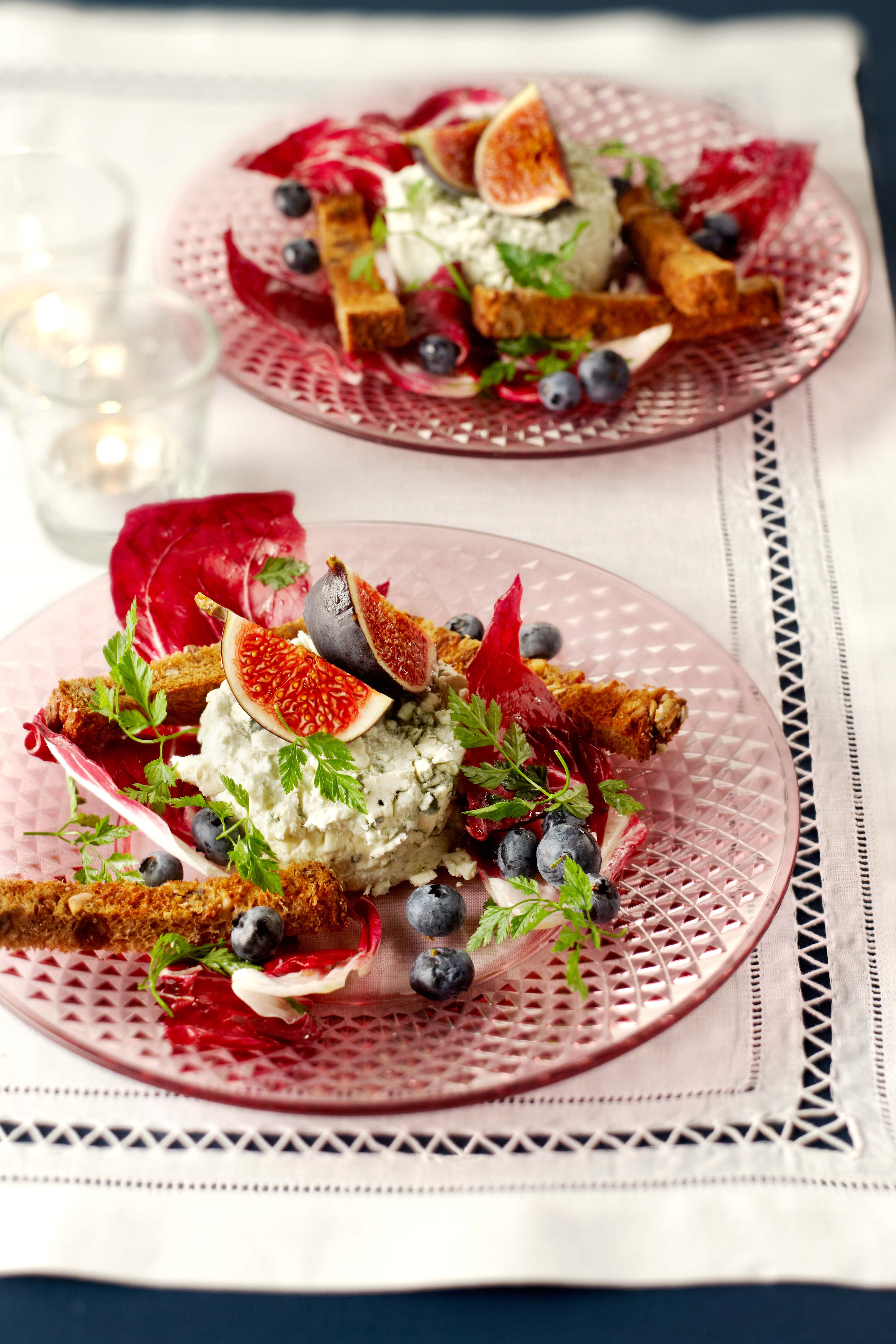 Blauwekaasmousse op kruidensalade