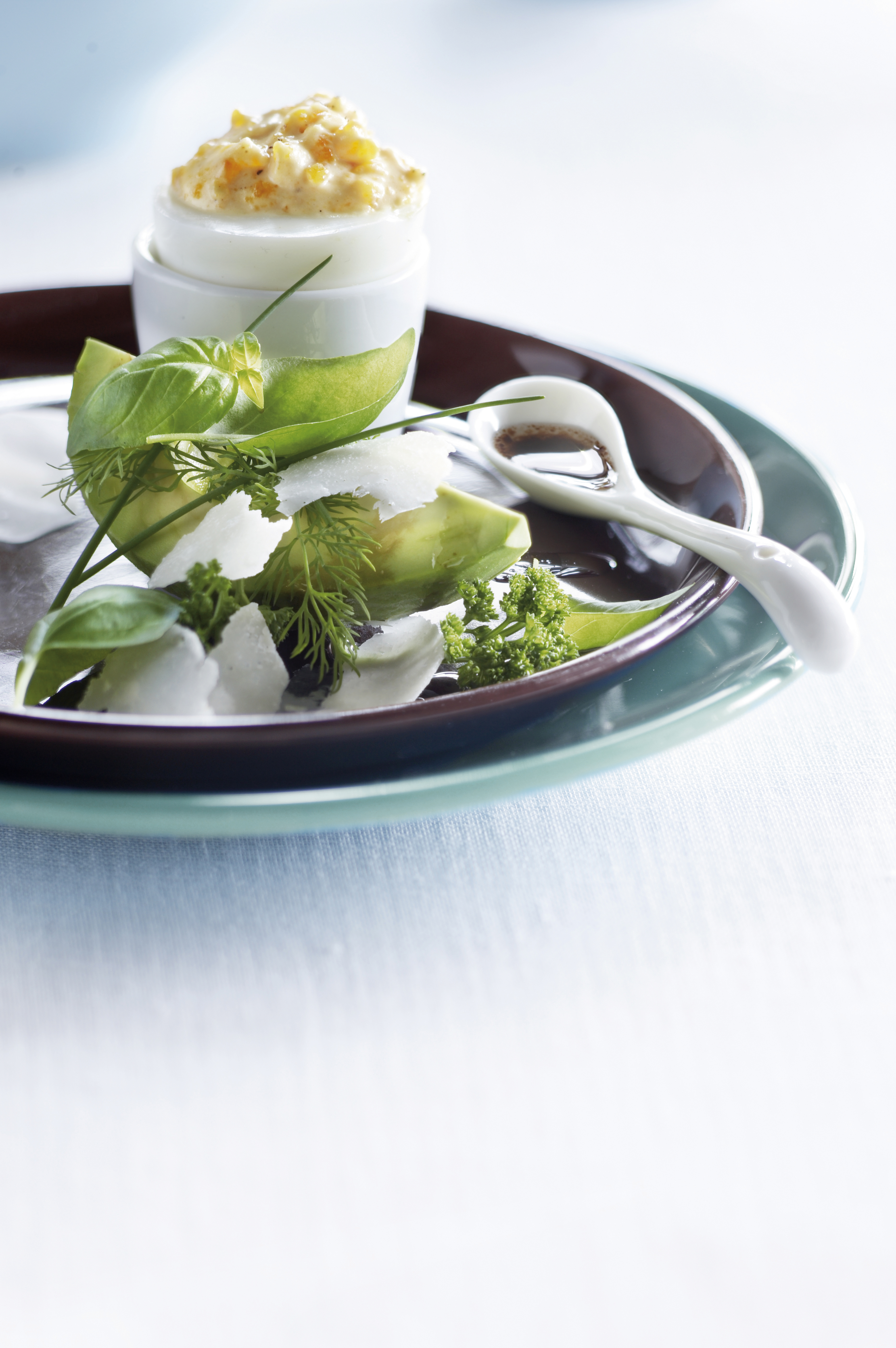 Avocado met een kruidensalade en gevuld ei