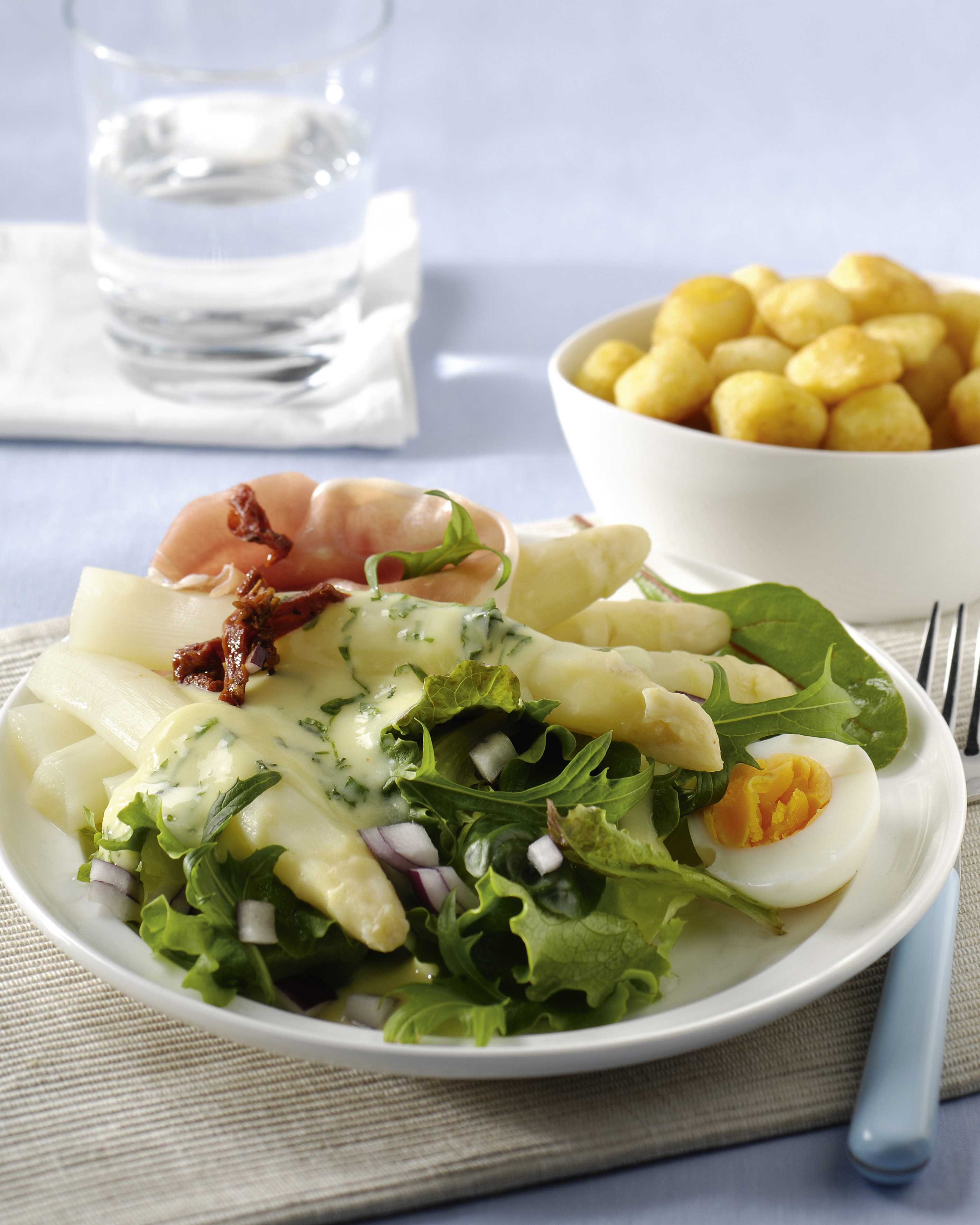Asperges met basilicumsaus en serranoham