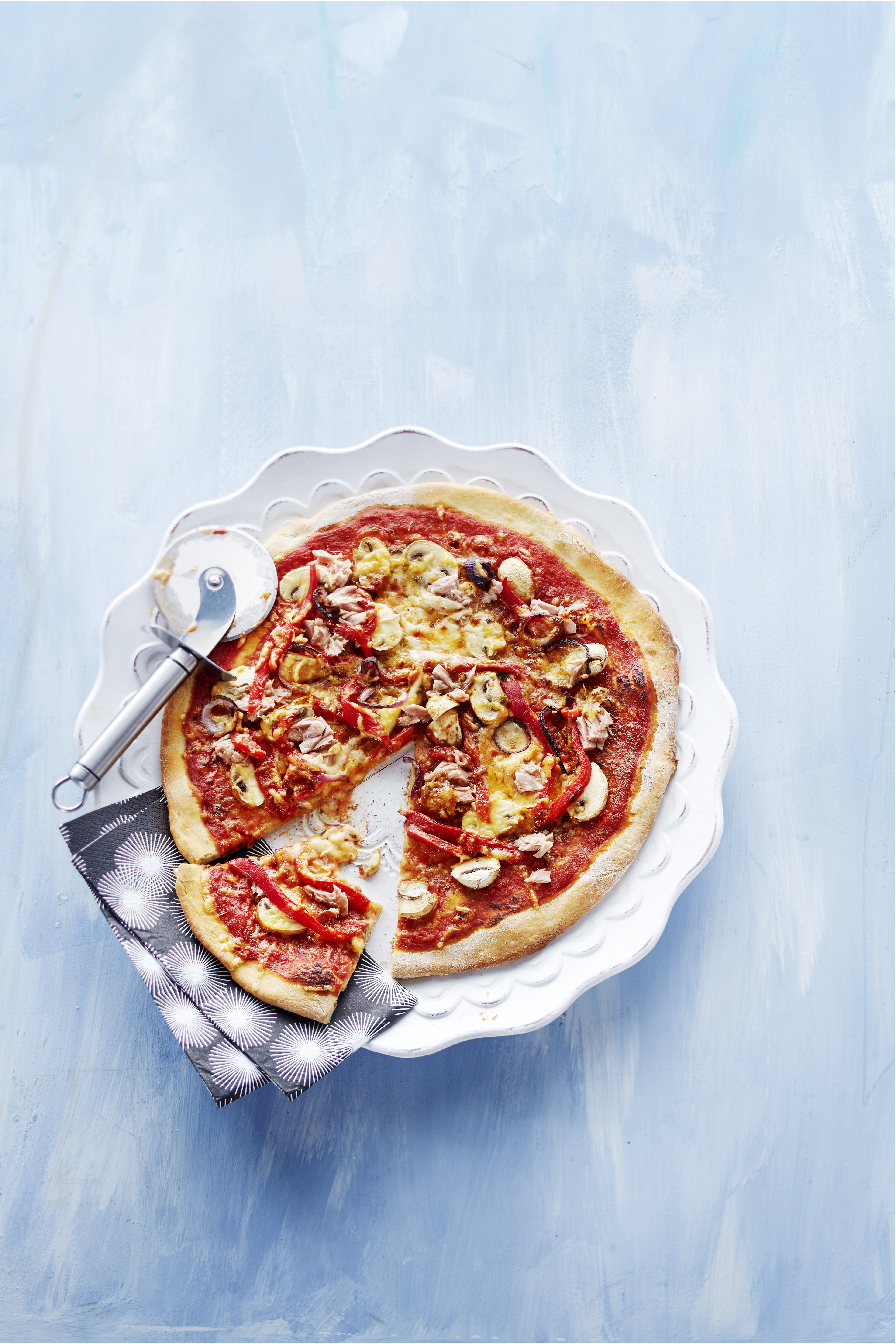 Pizza tonno met champignons en paprika
