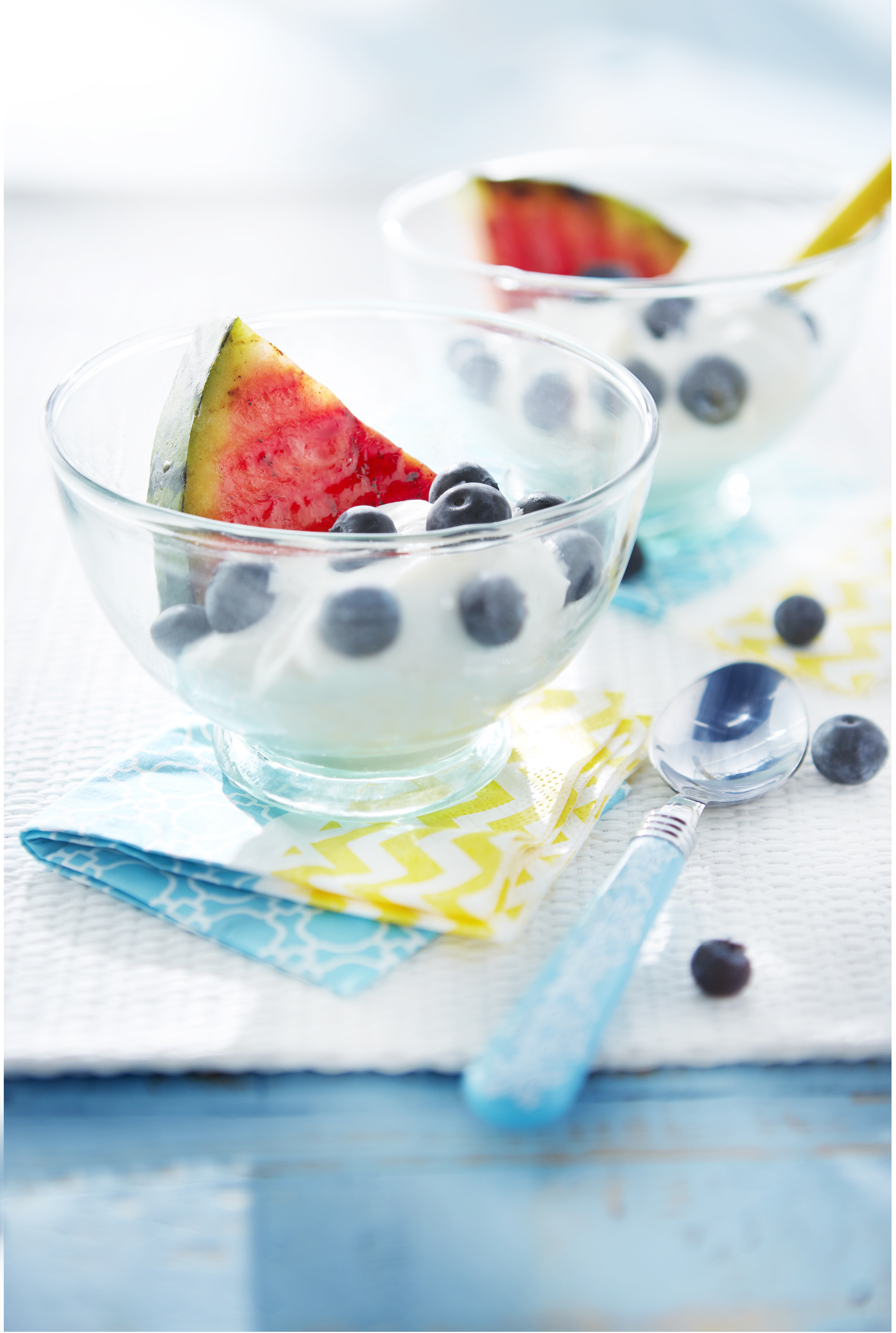 Luchtige vanille-hangop met gegrilde watermeloen