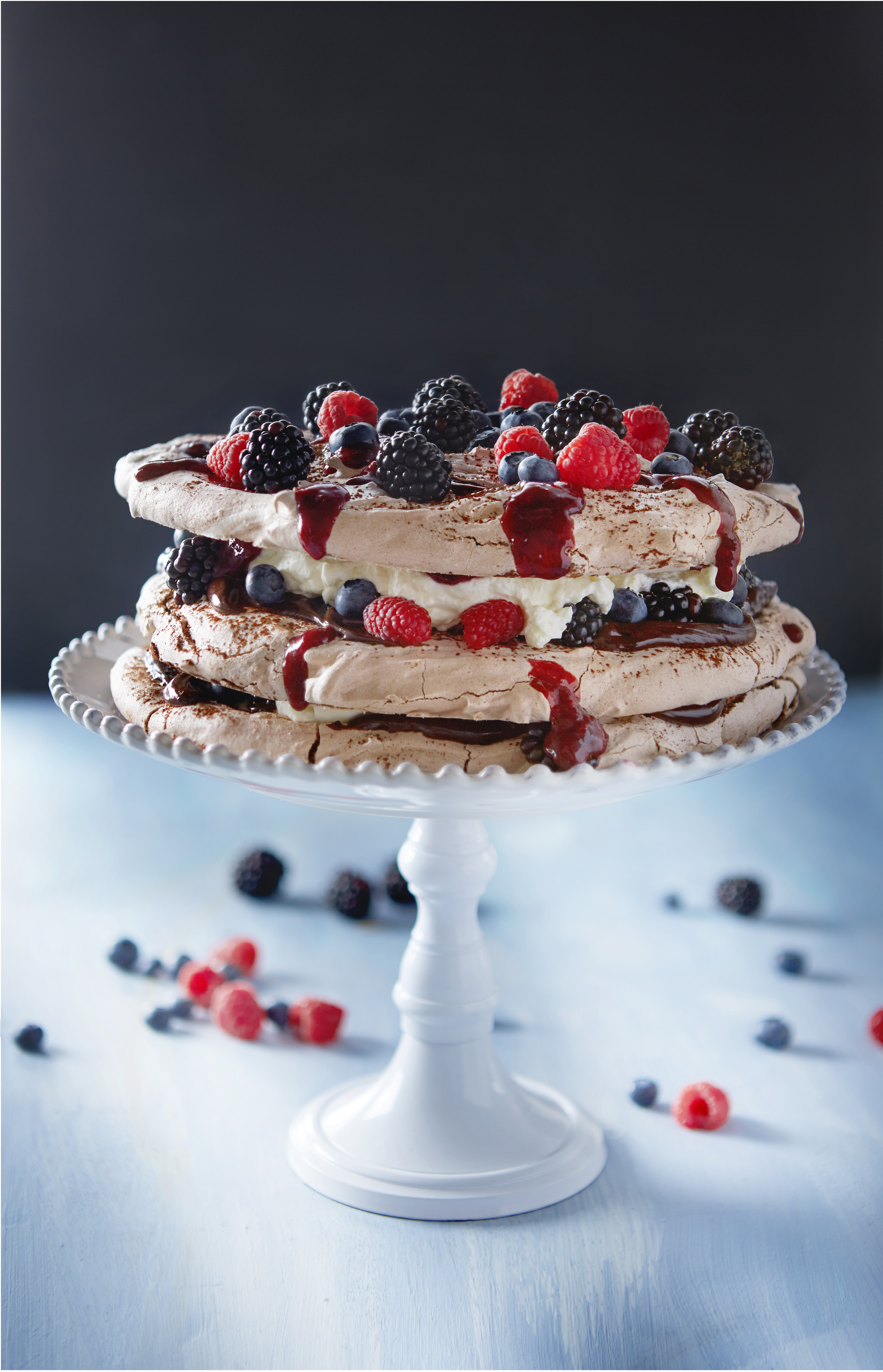 Chocolade stapeltaart met bessen en bramen