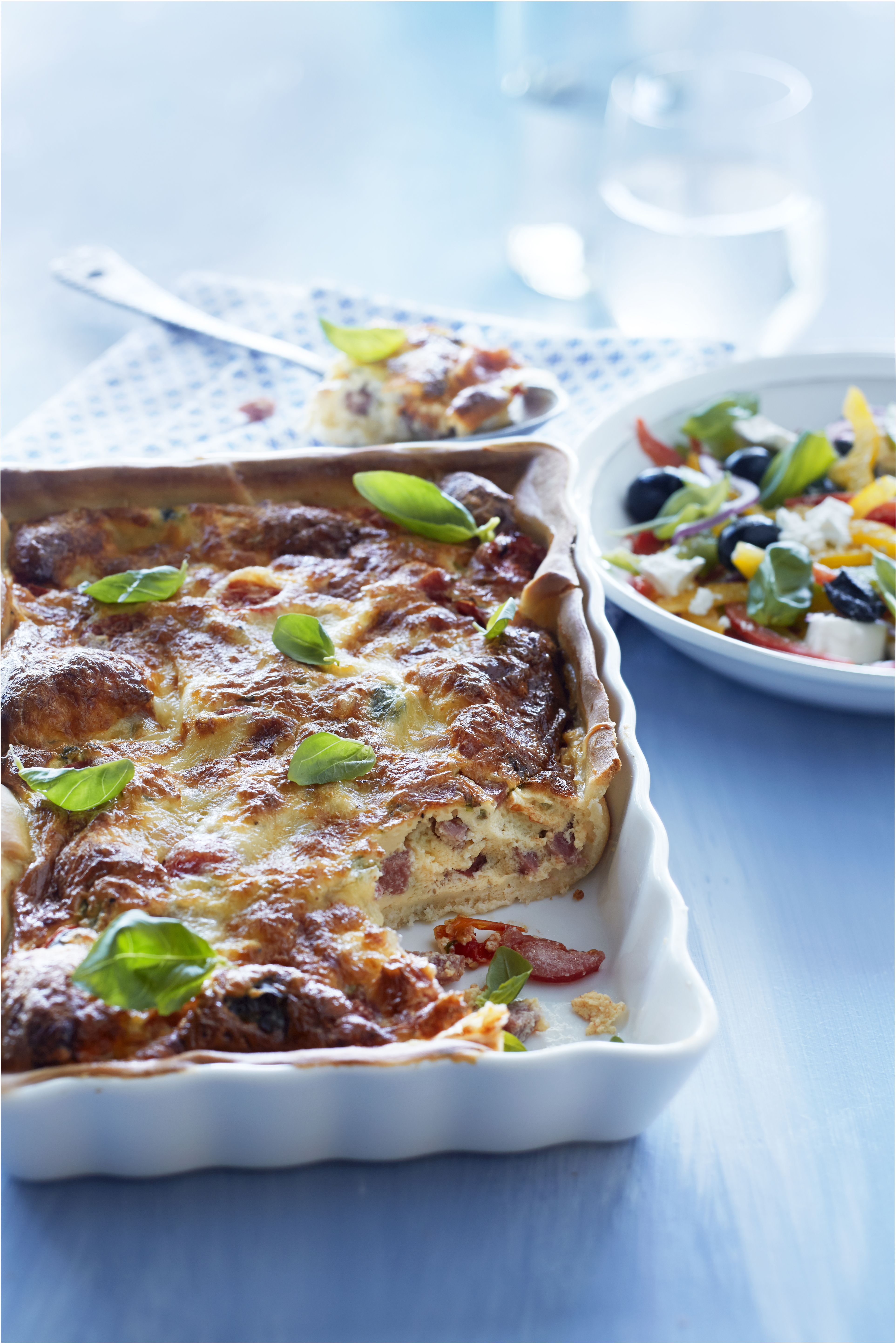 Hartige taart met frisse paprikasalade