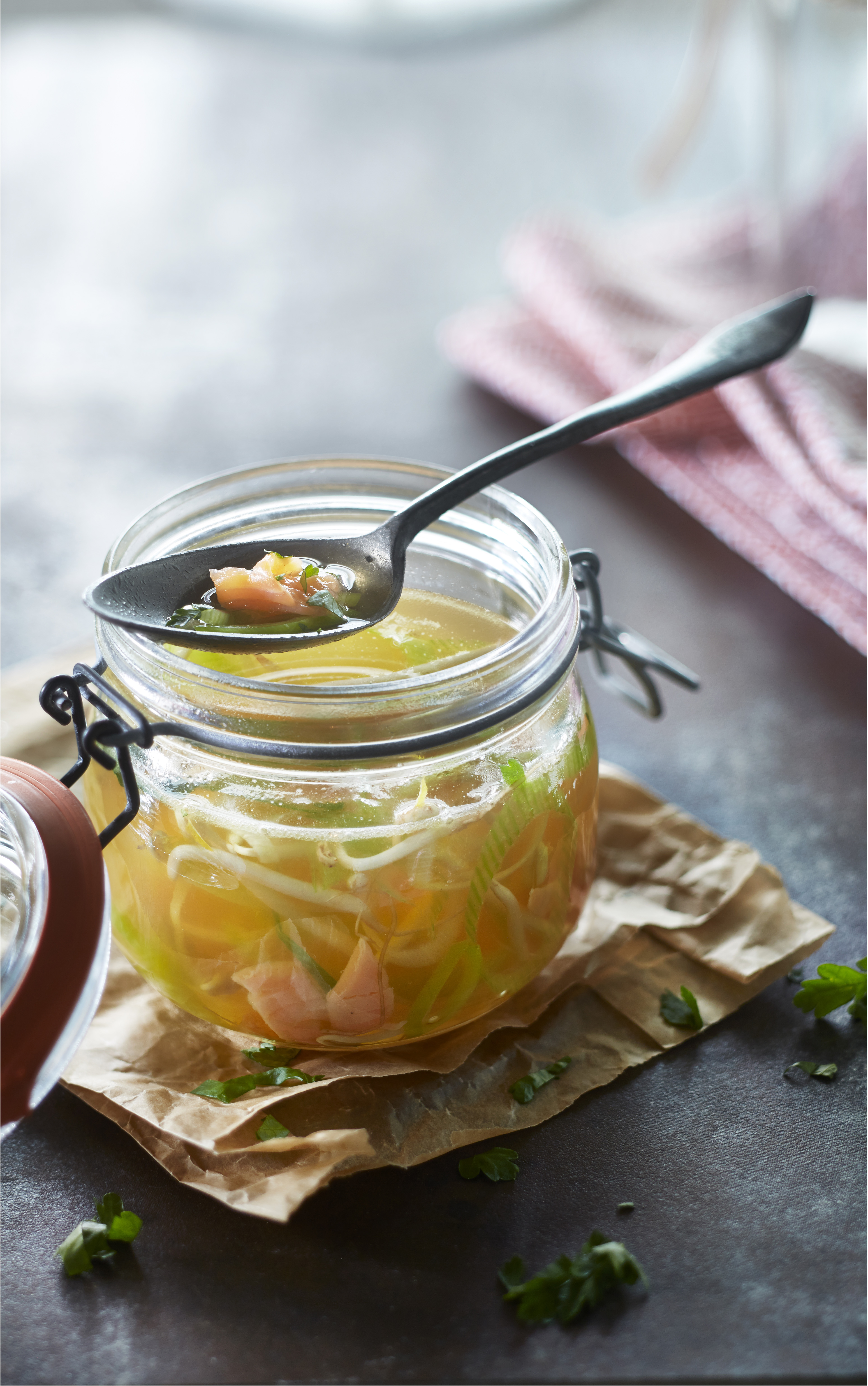 Preibouillon met taugé en zalm