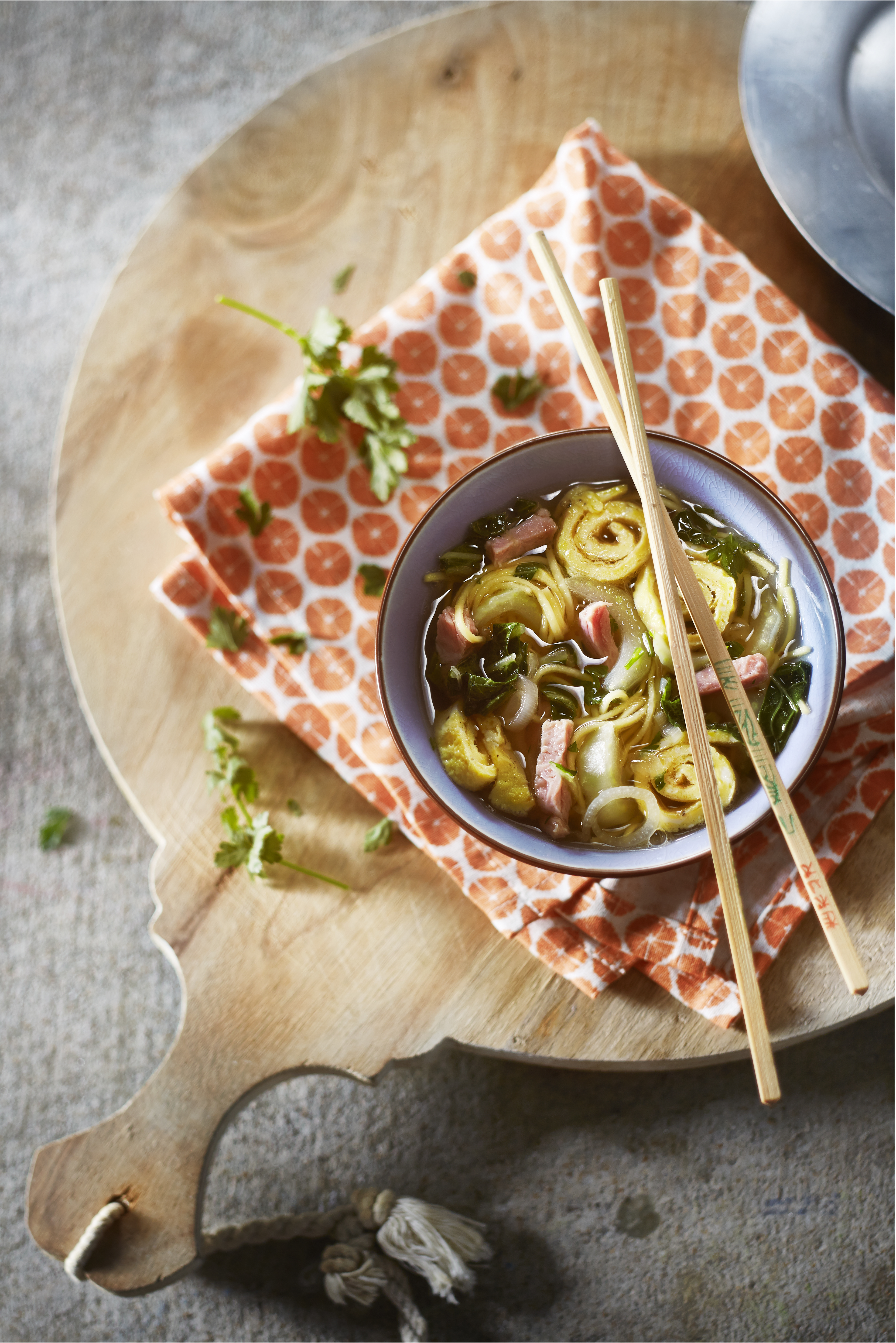 Miesoep met paksoi, ham en omeletrolletjes