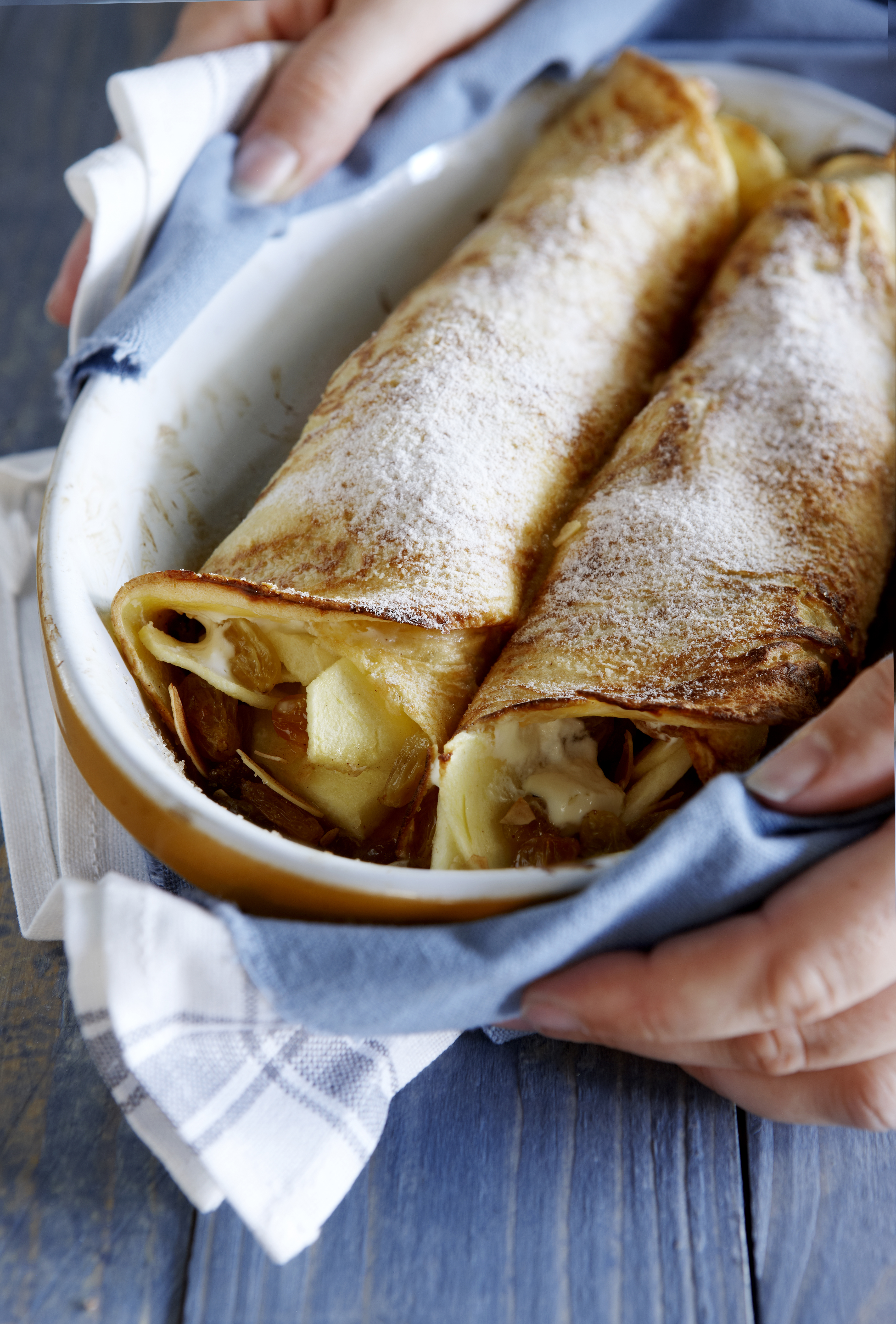 Appel-rozijnenpannenkoekrolletjes met noten