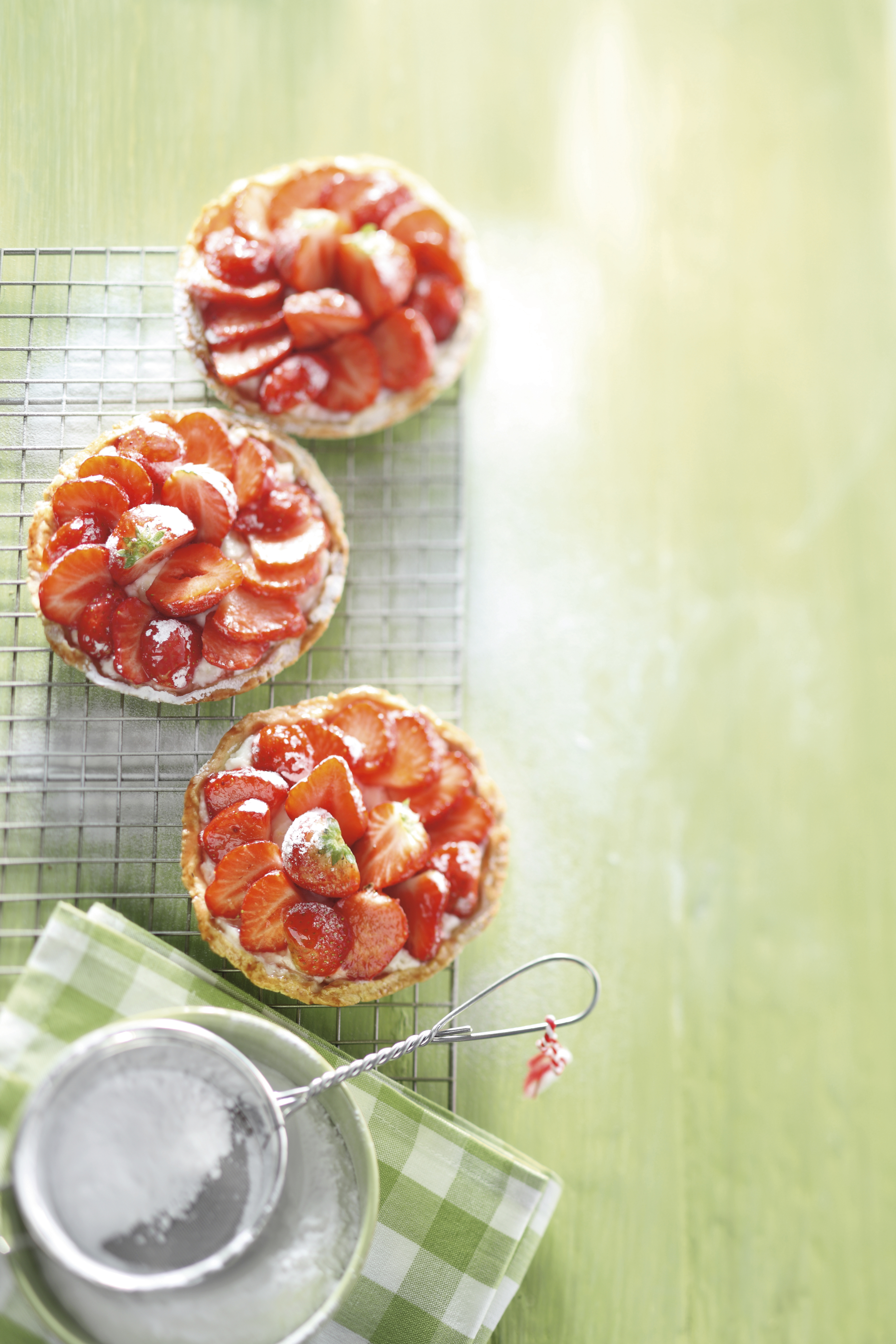 Aardbeientaartjes met witte chocoladeroom