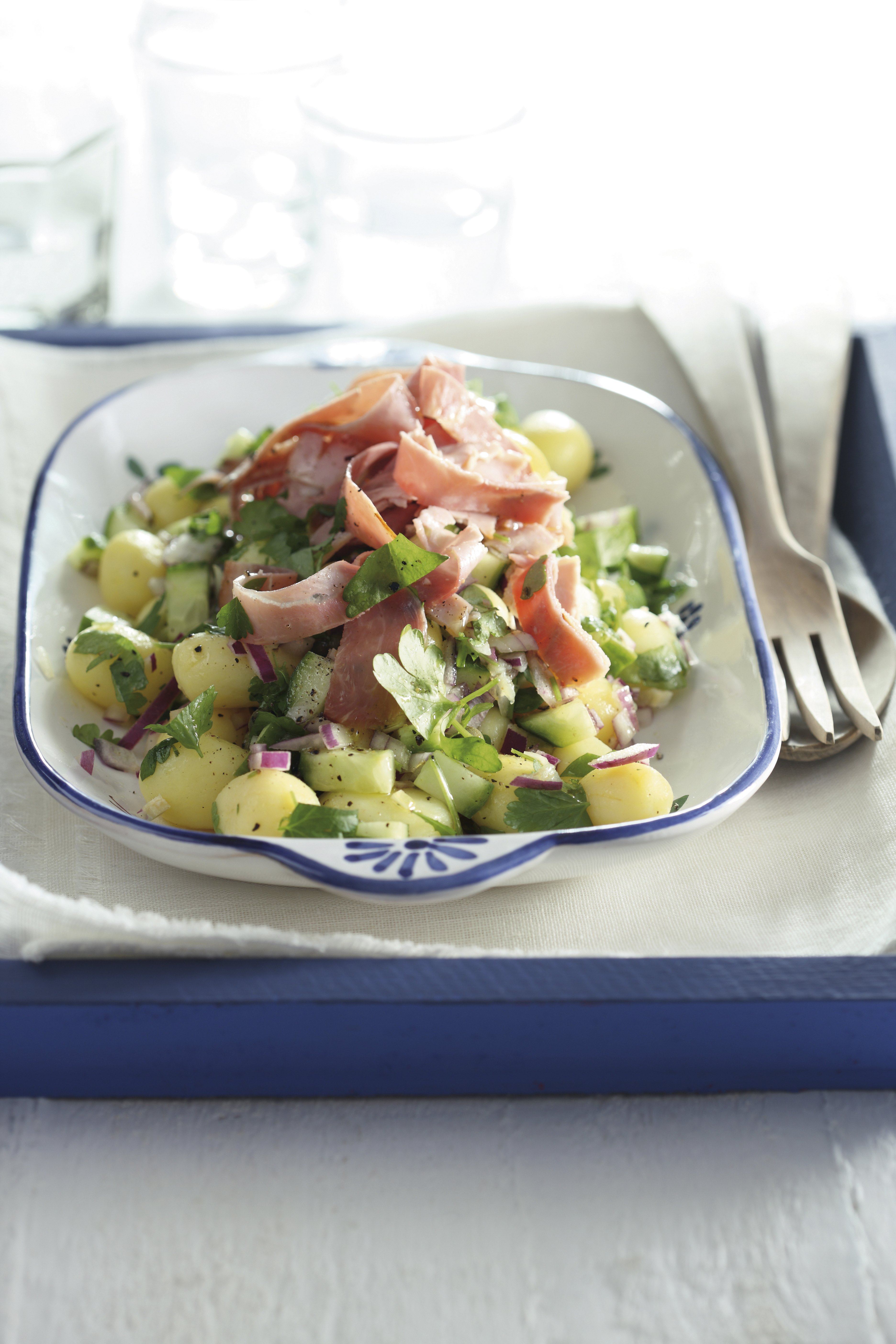 Aardappelsalade met ham en komkommer