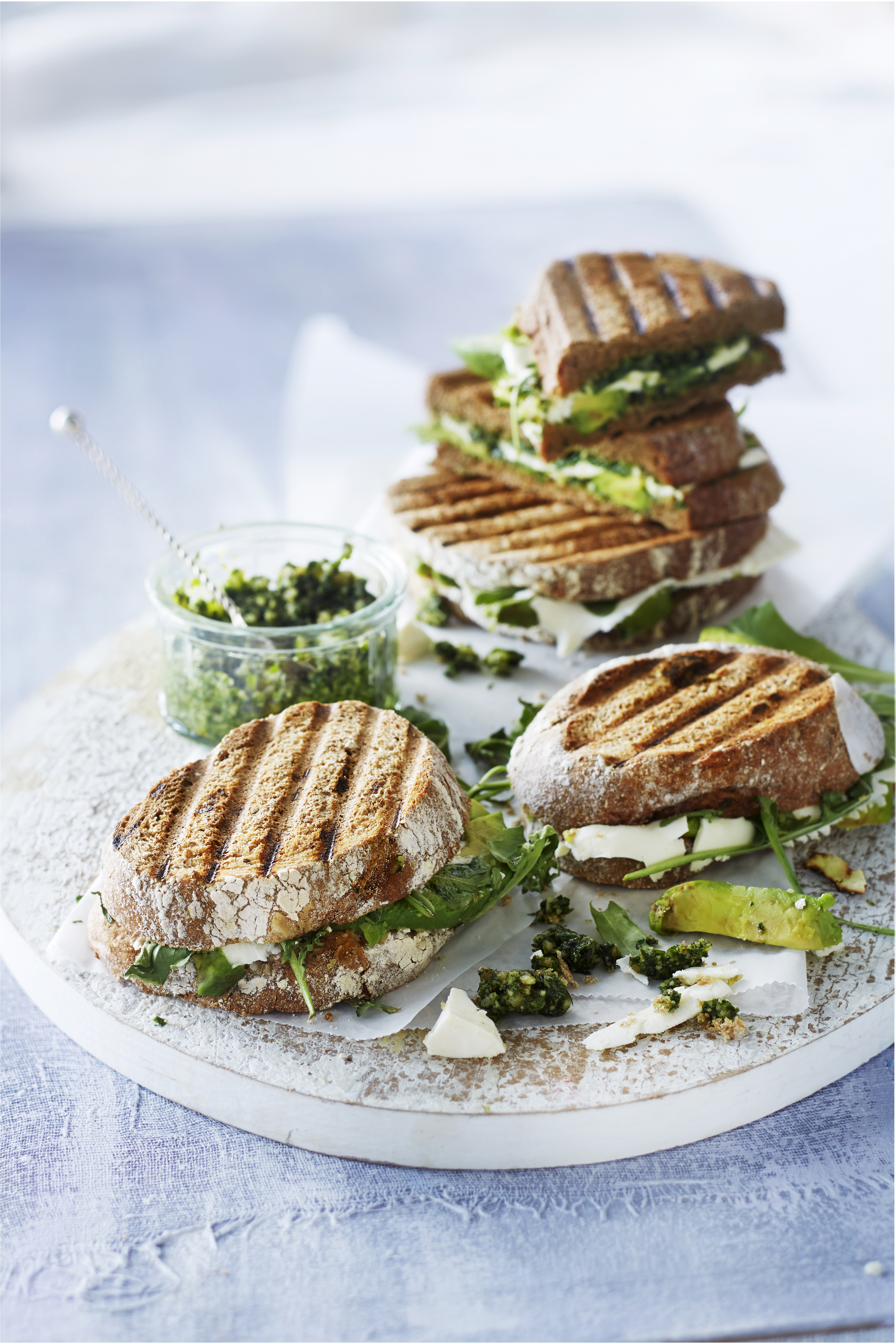 Getoaste sandwich met avocado, feta en walnootpesto