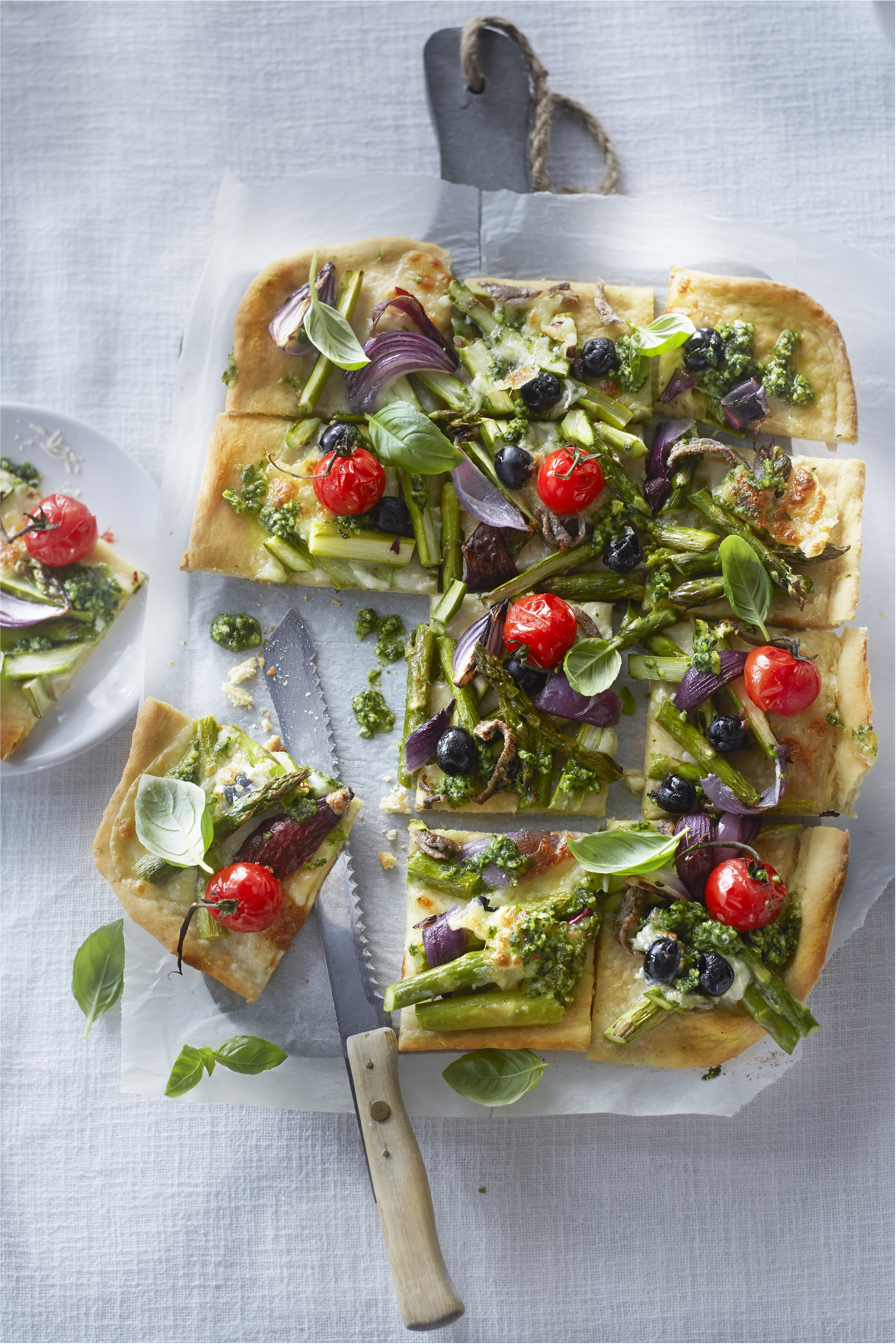 Pizza met asperges, ansjovis en spinaziepesto