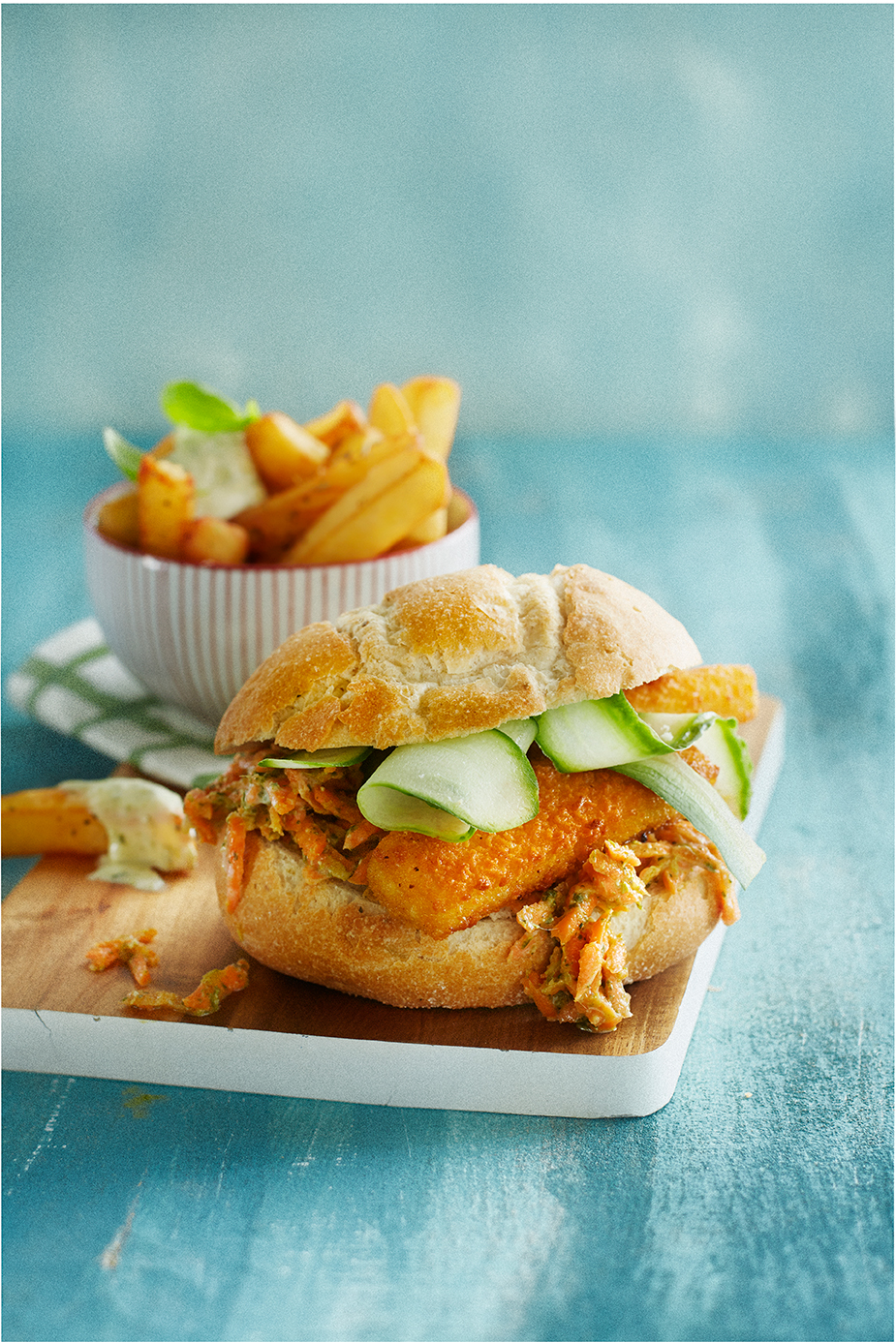 Visburger met wortelspread en kruidenfriet