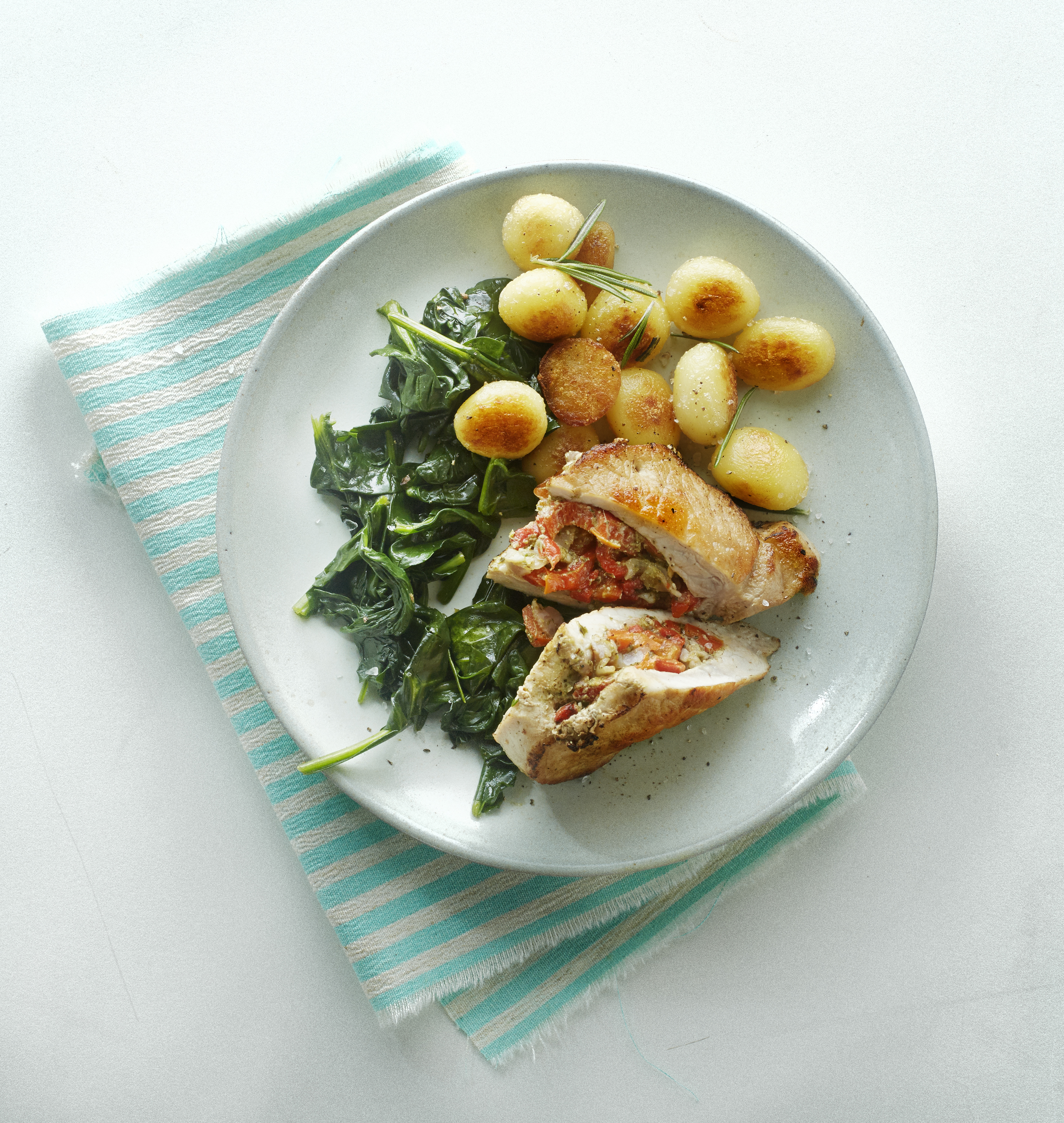 Gevulde varkensfilet met knoflookspinazie en rozemarijnkrieltjes