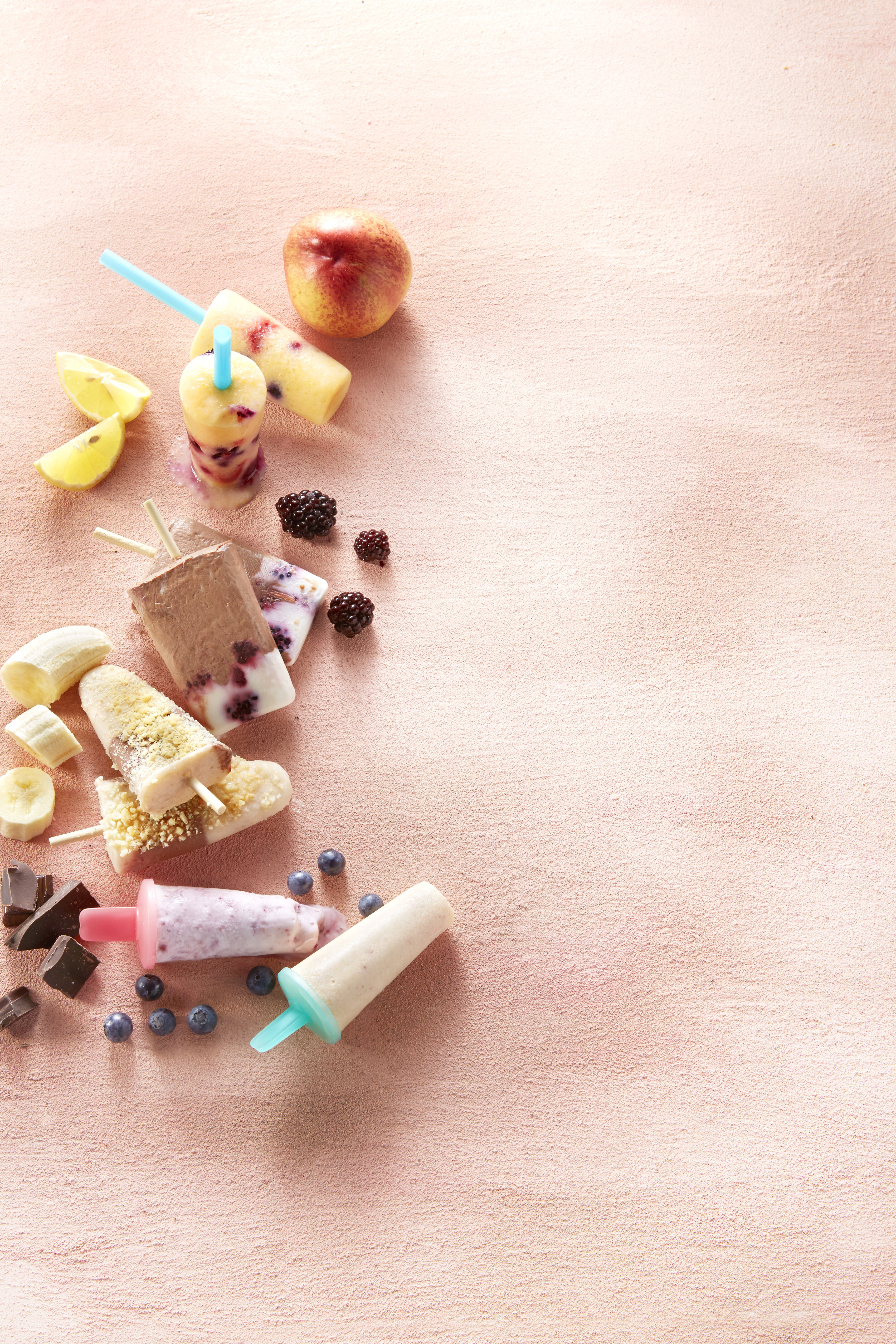 Yoghurtijs chocolade-vanille met bramen