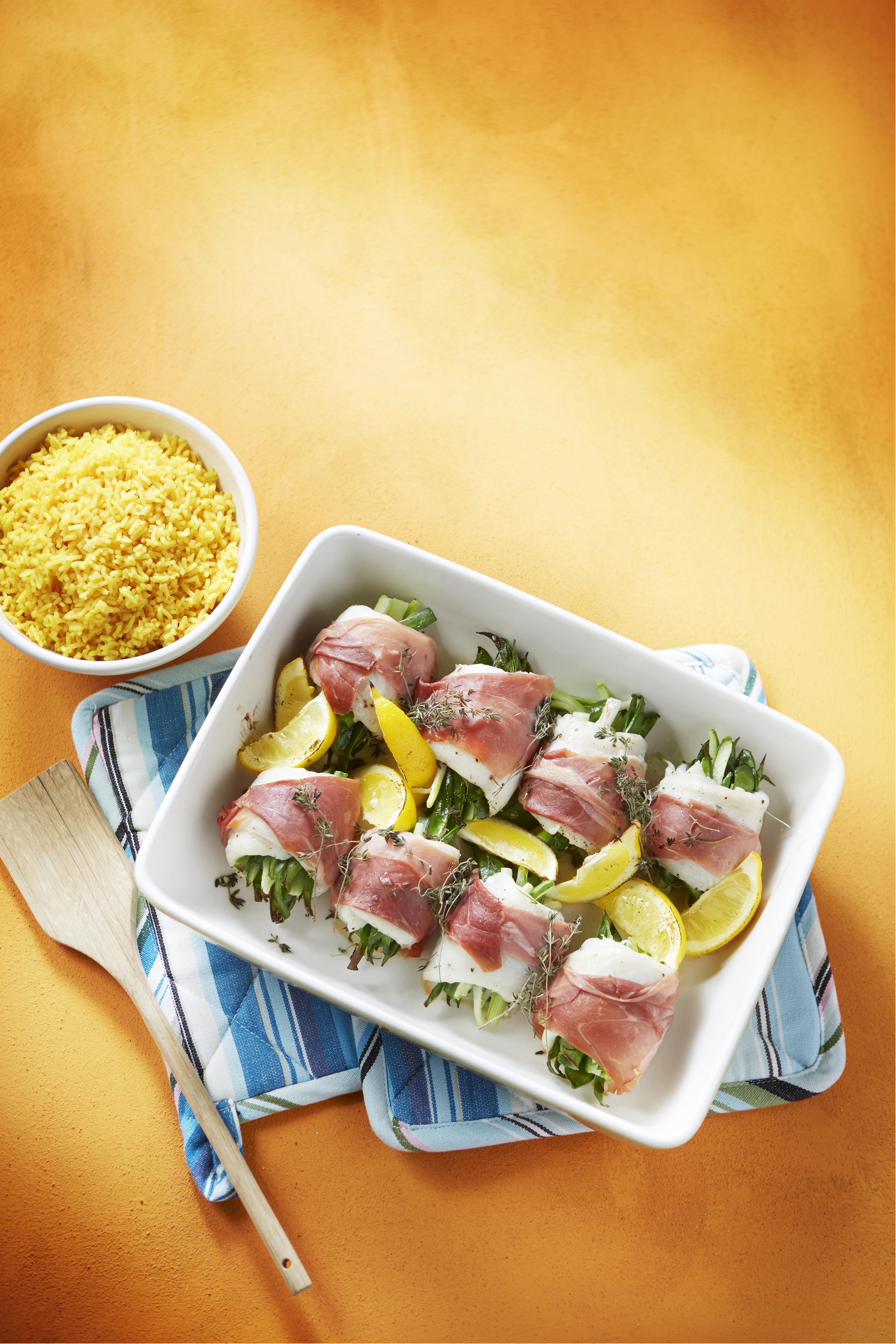 Visrolletjes met lentegroenten in parmaham