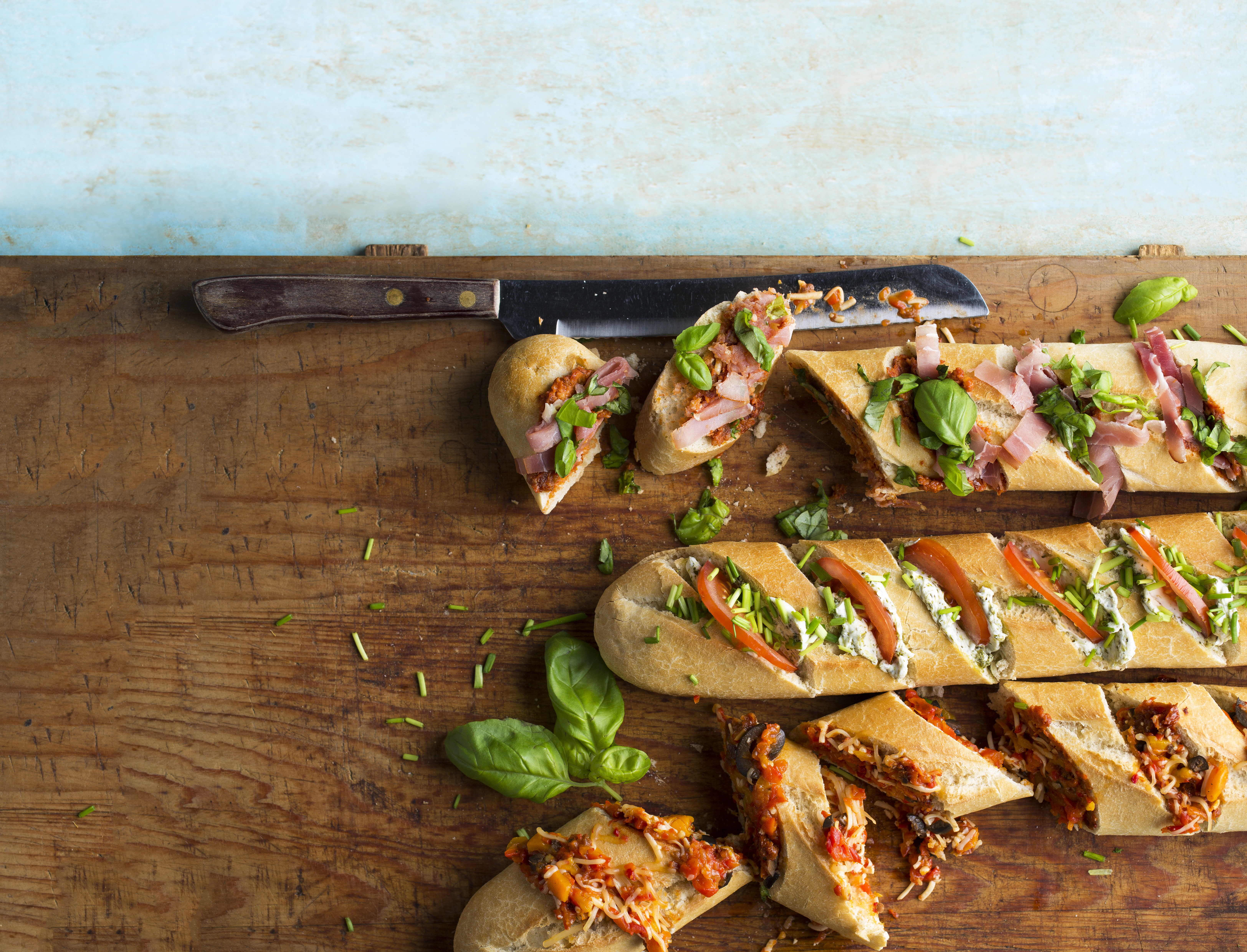 Stokbrood met tomatentapenade, kaas en rauwe ham