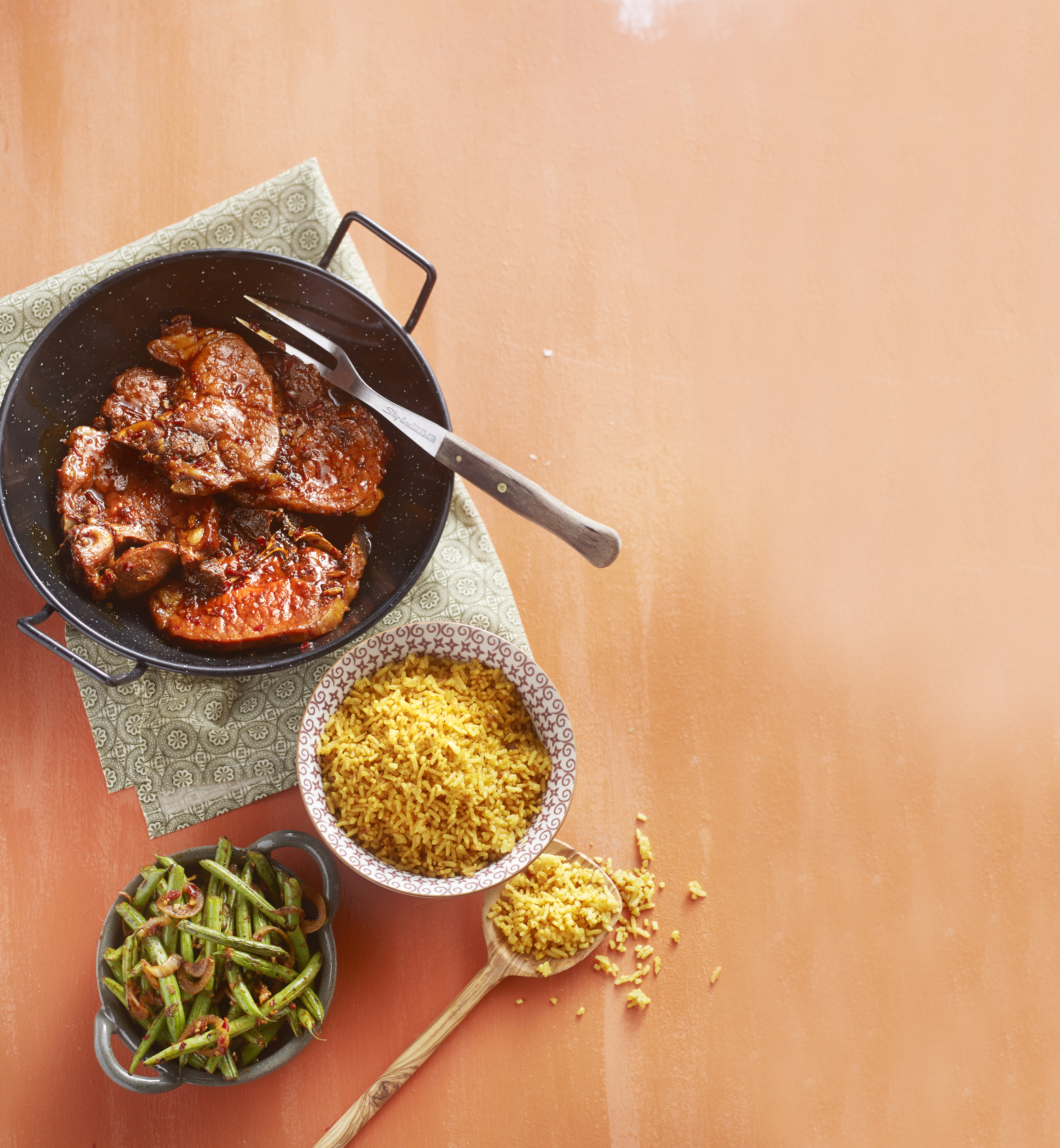 Ketjapkarbonades met nasi en sambalboontjes