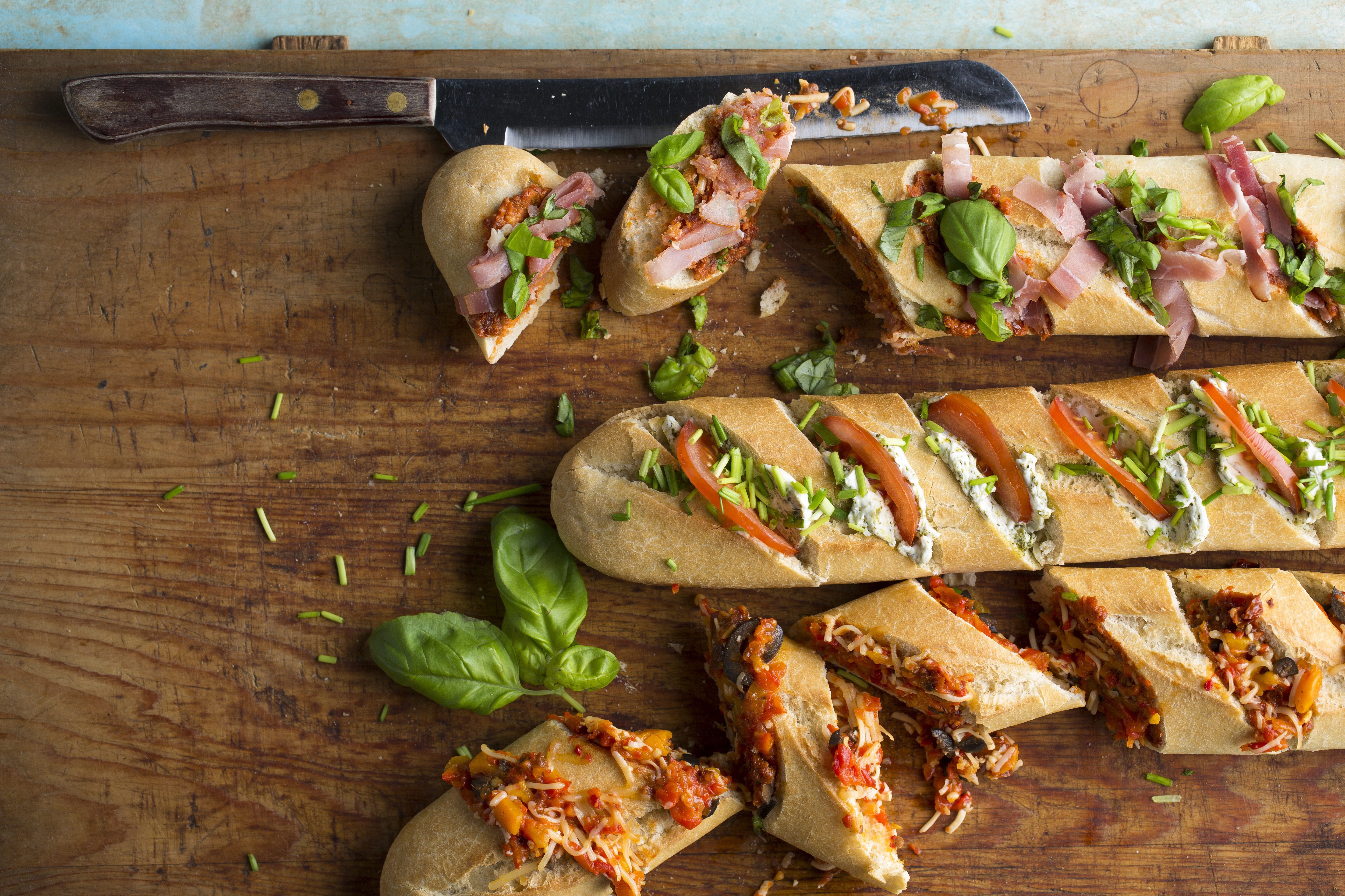 Stokbrood met pesto, roomkaas en bosui