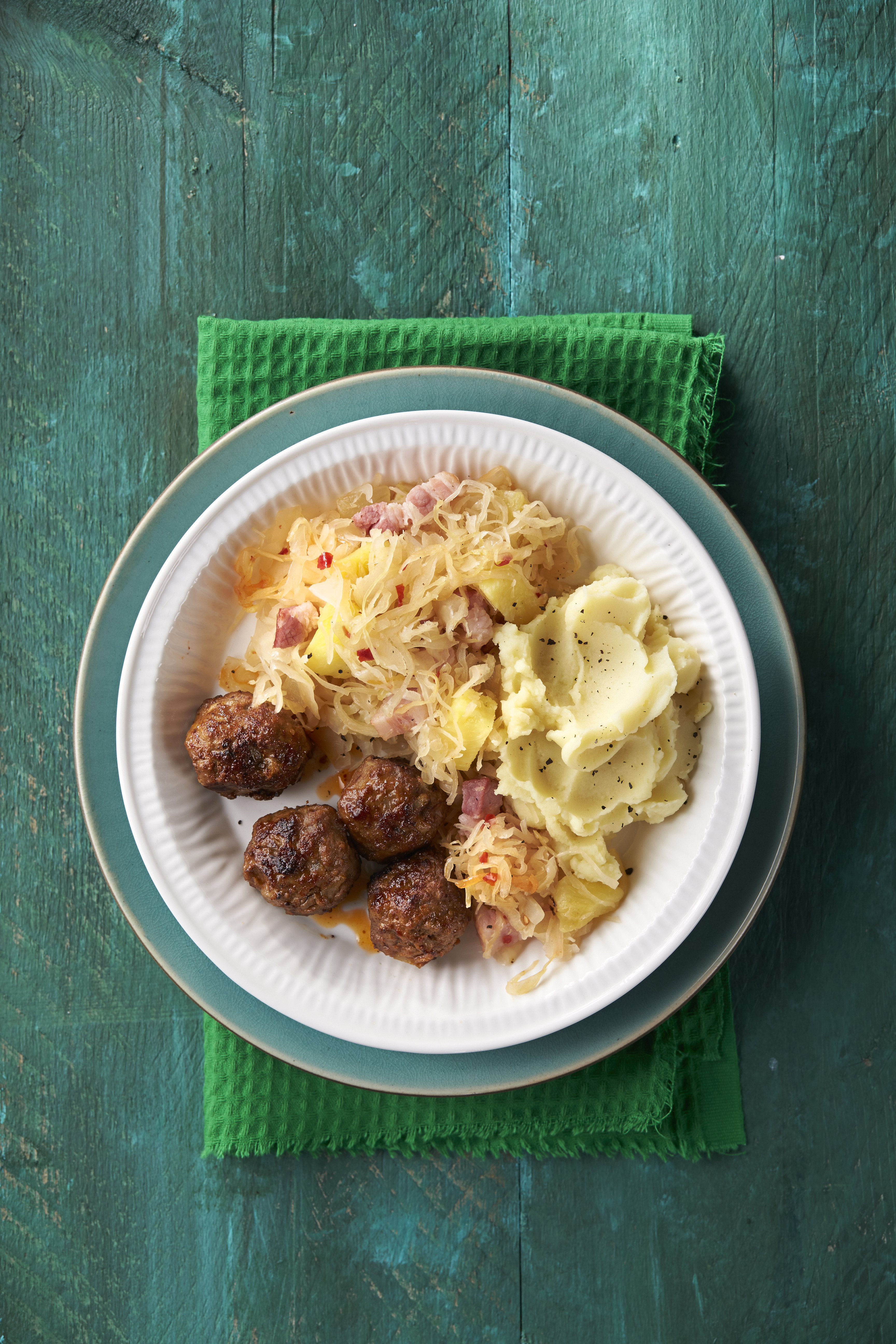 Zuurkool met ananas en pikante gehaktballetjes