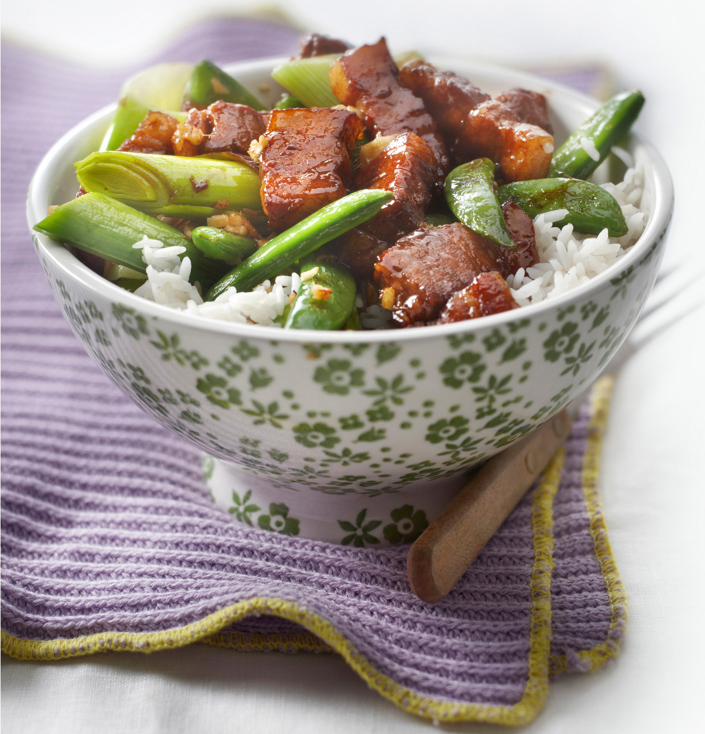 Zomerprei met sugarsnaps en kleverig spek