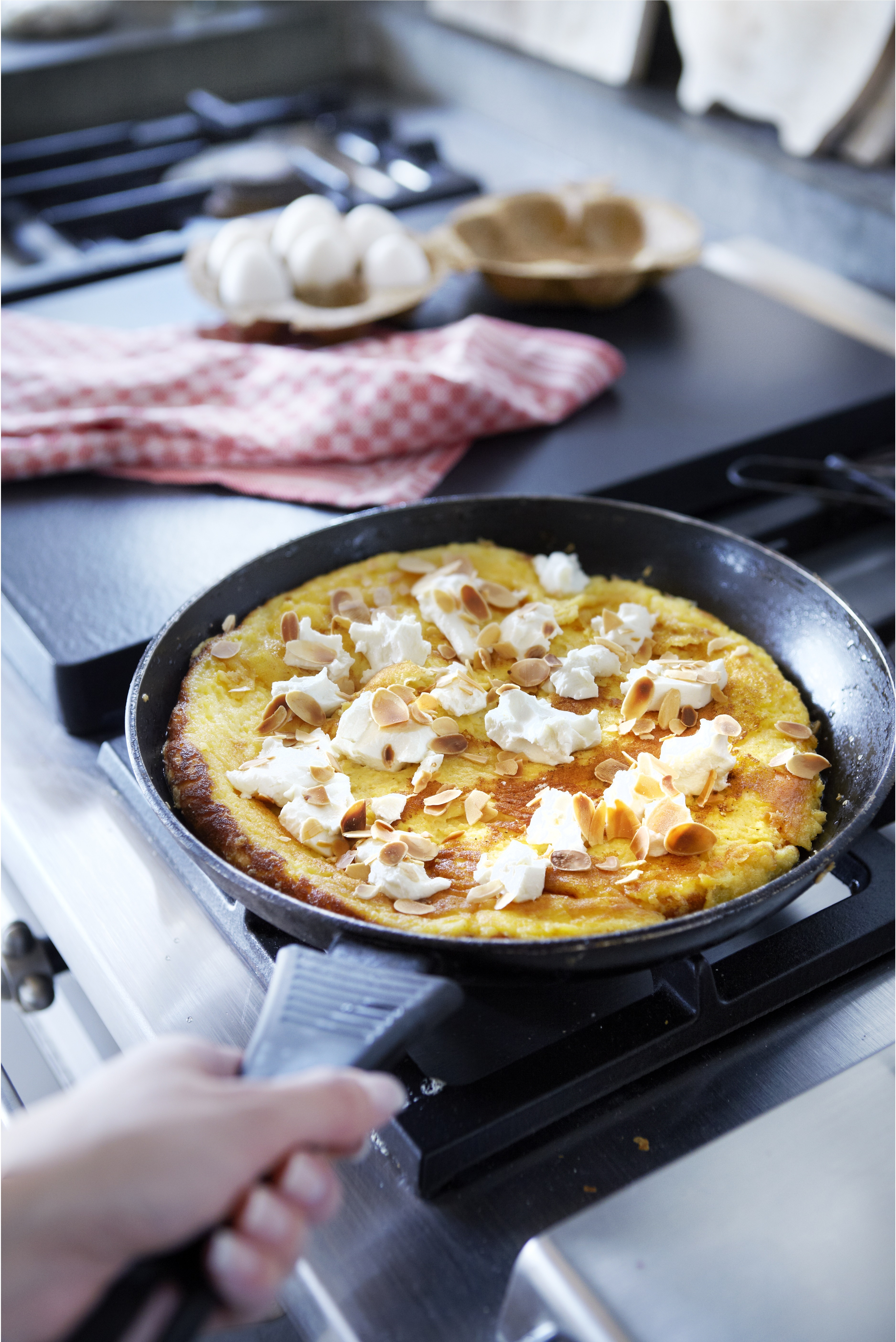 Zoete honingomelet met geitenkaas