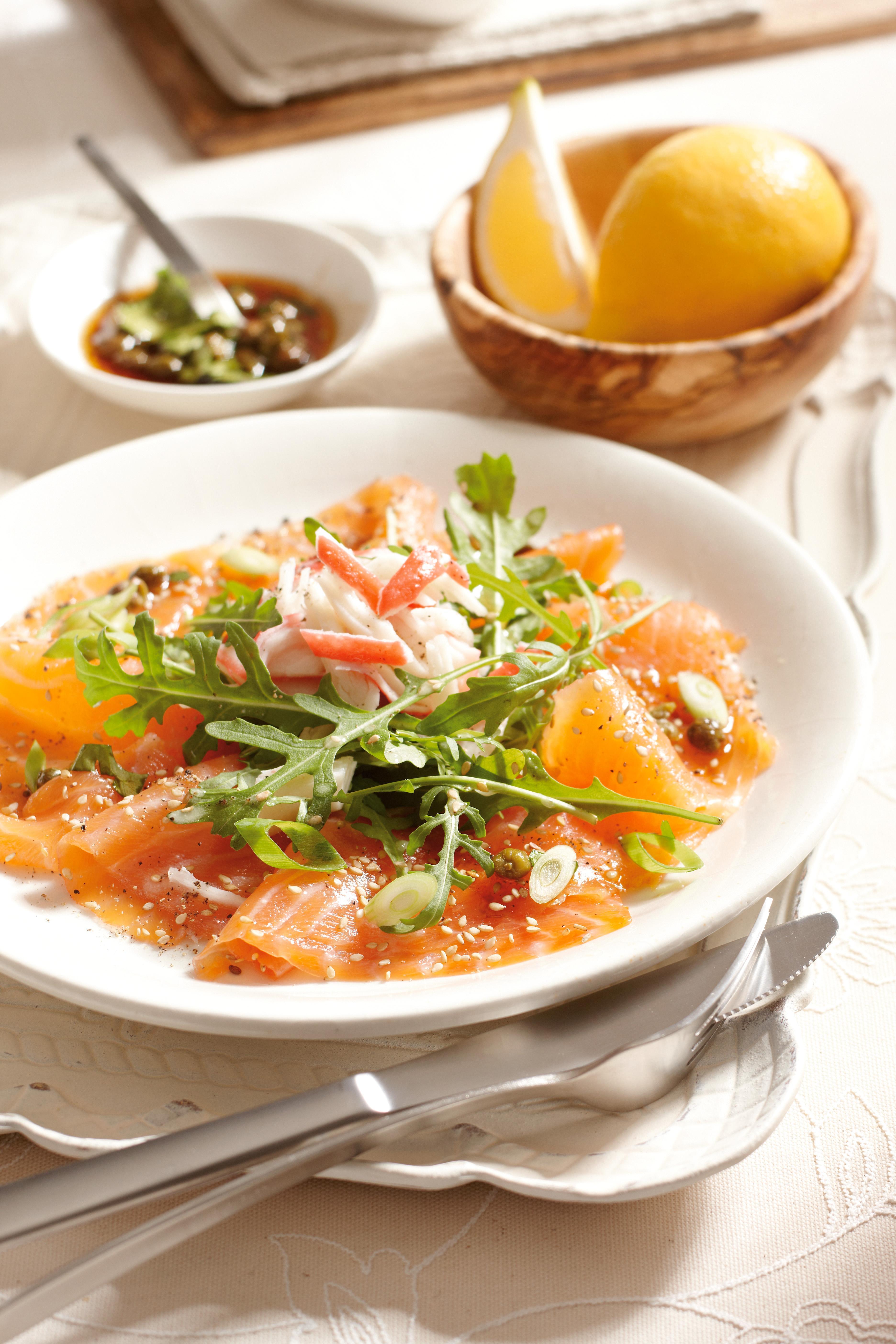 Zalmcarpaccio met rucola en krab