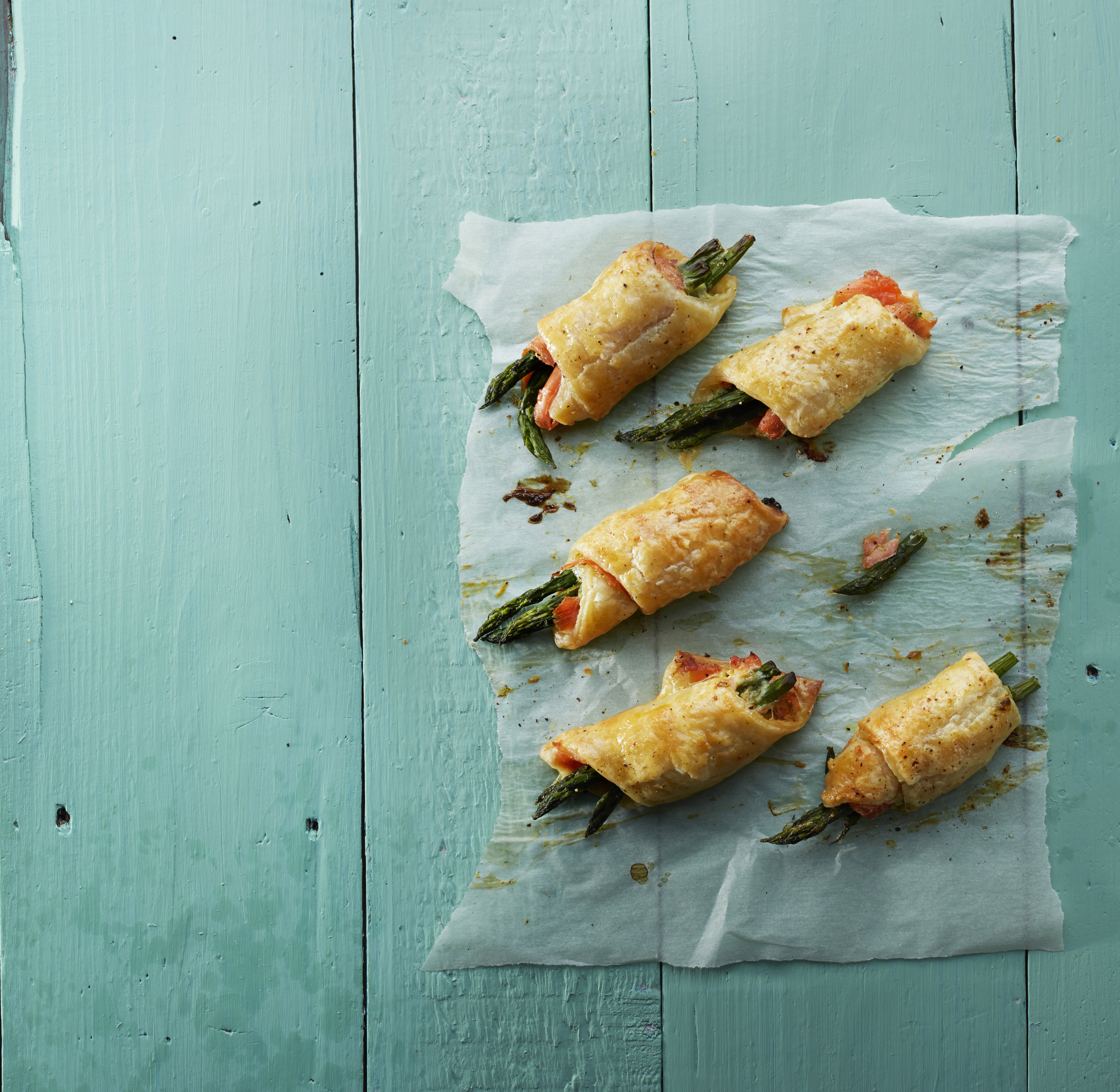 Zalmbroodjes met groene asperges