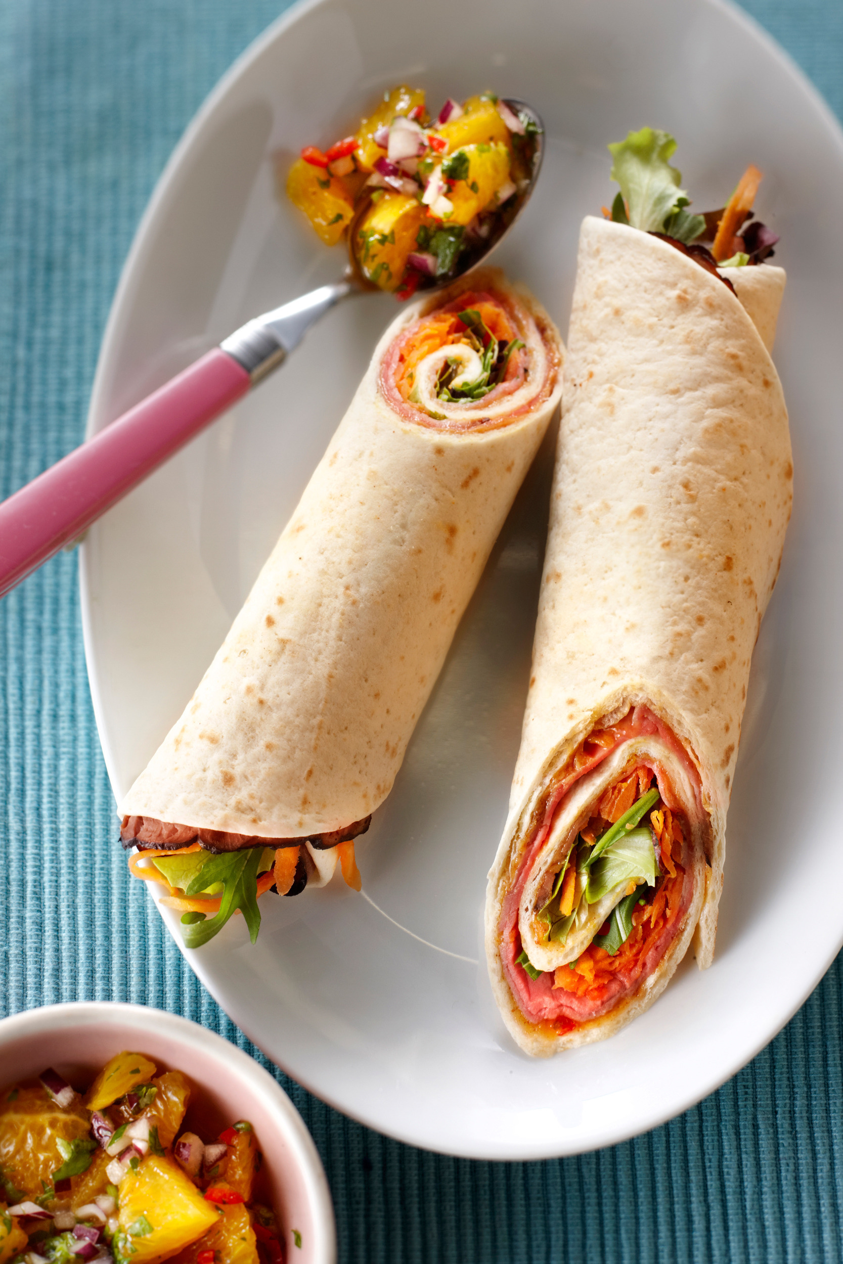 Wrap met rosbief en sinaasappelsalsa