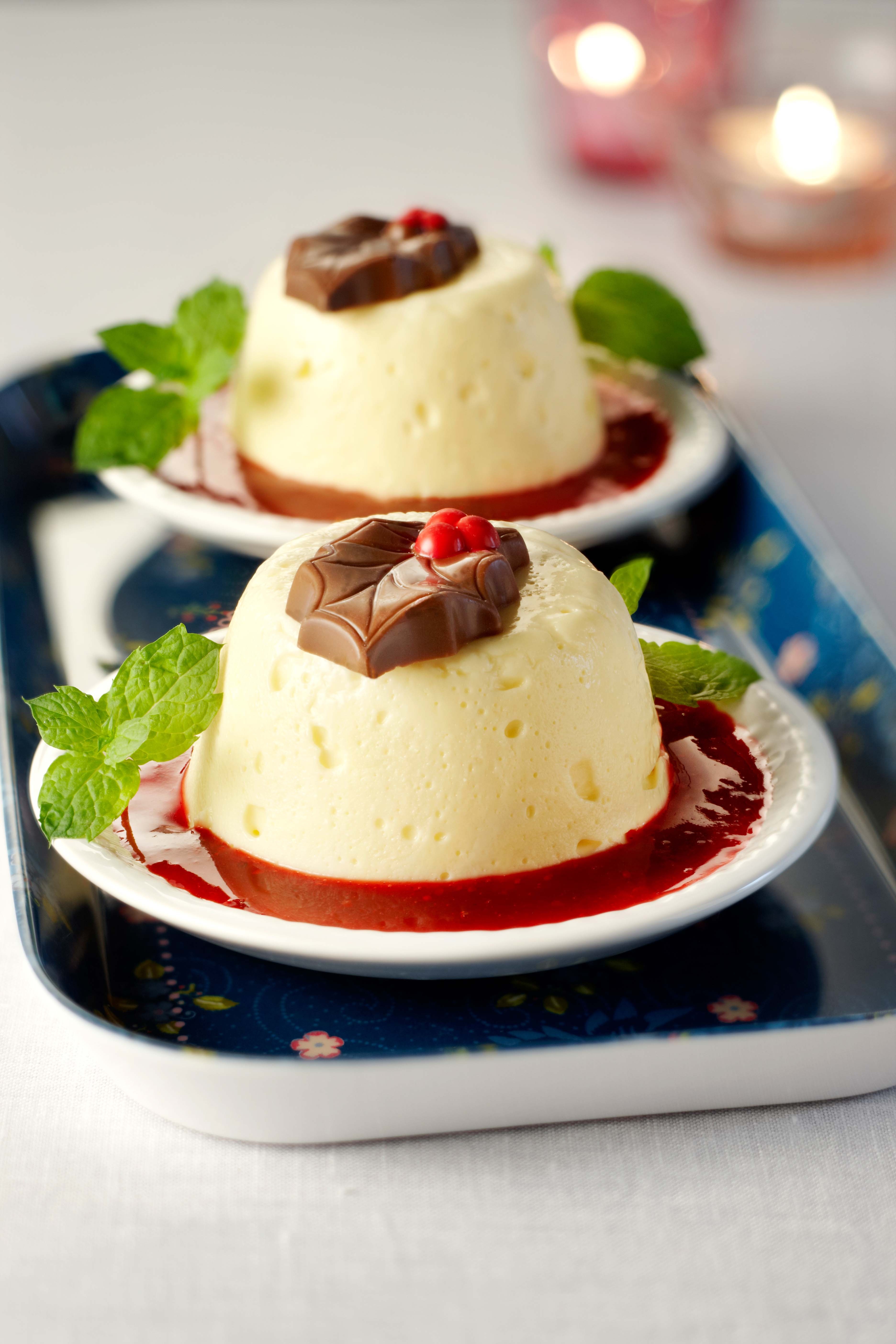 Witte chocolade bavarois met cranberrysaus