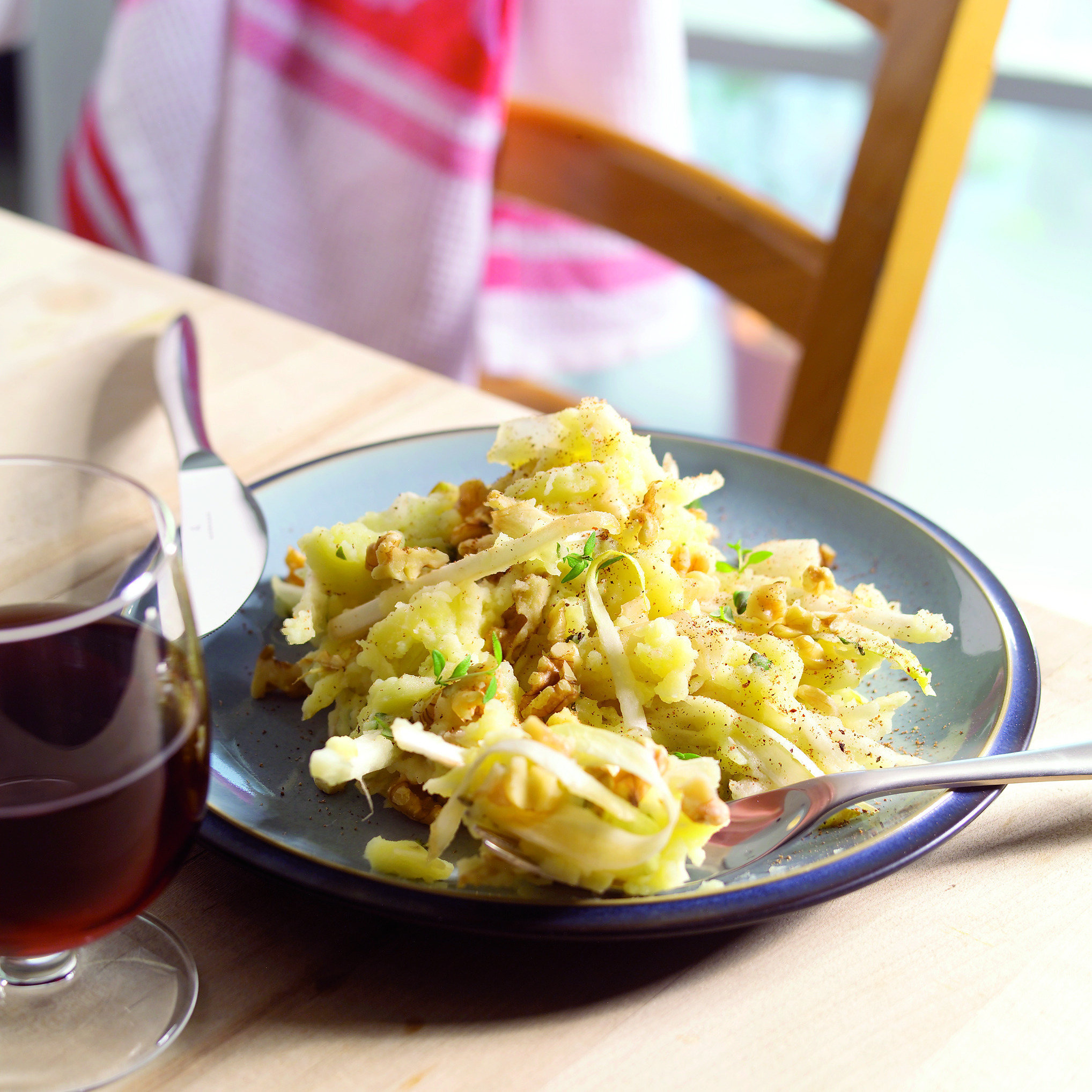 Witlofstamppot met appel en walnoten