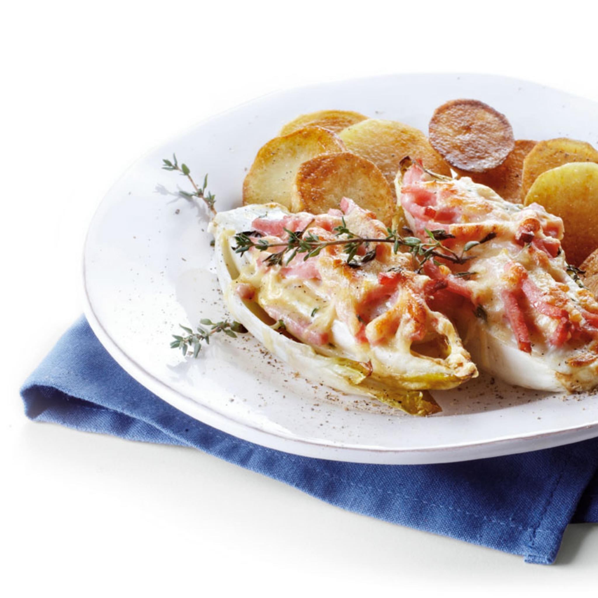 Witlofschotel met boerenkaas en gebakken aardappelen