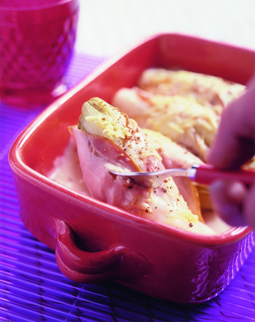 Witlofrolletjes met ham en kaassaus