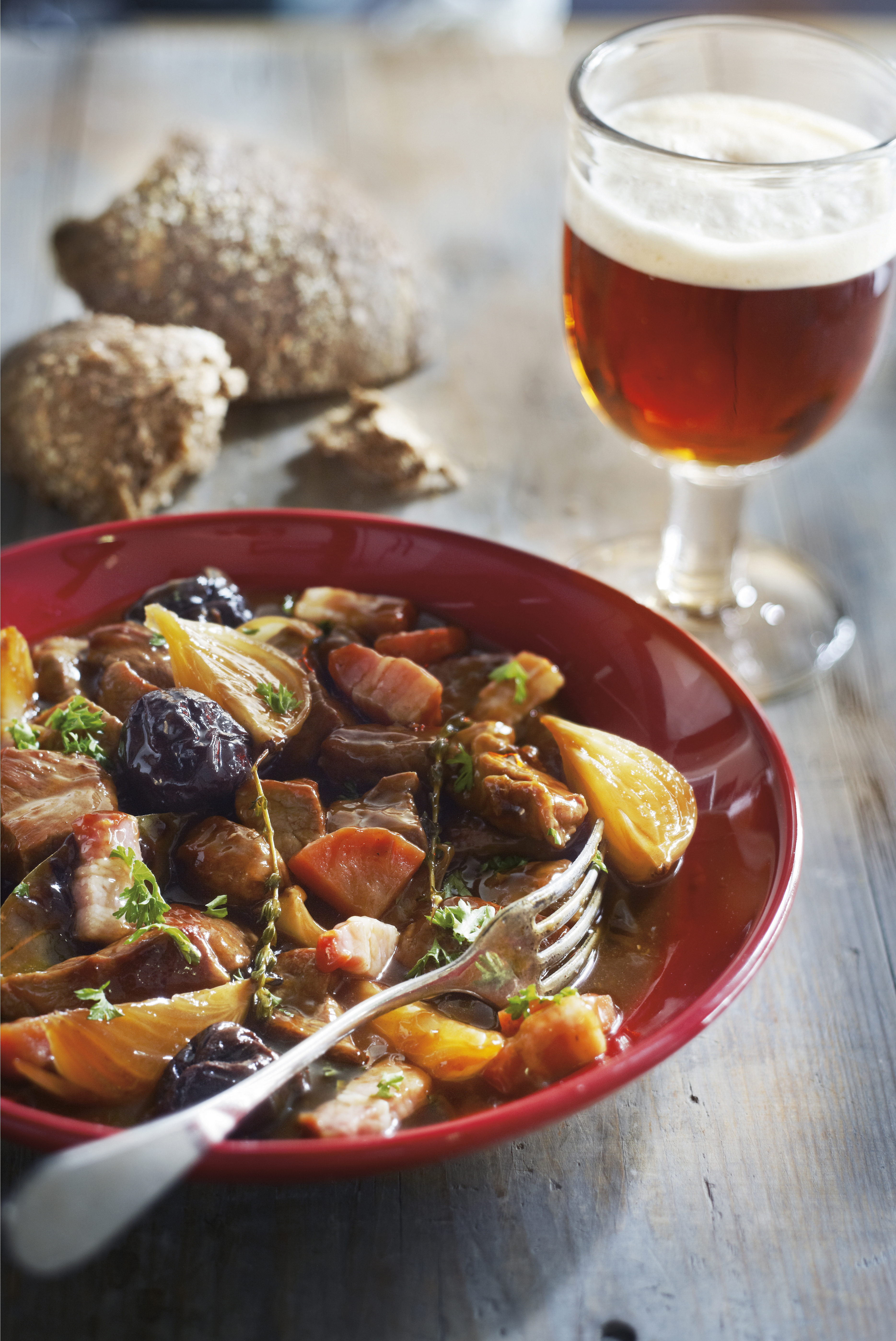 Vlaamse schotel met bier en pruimen